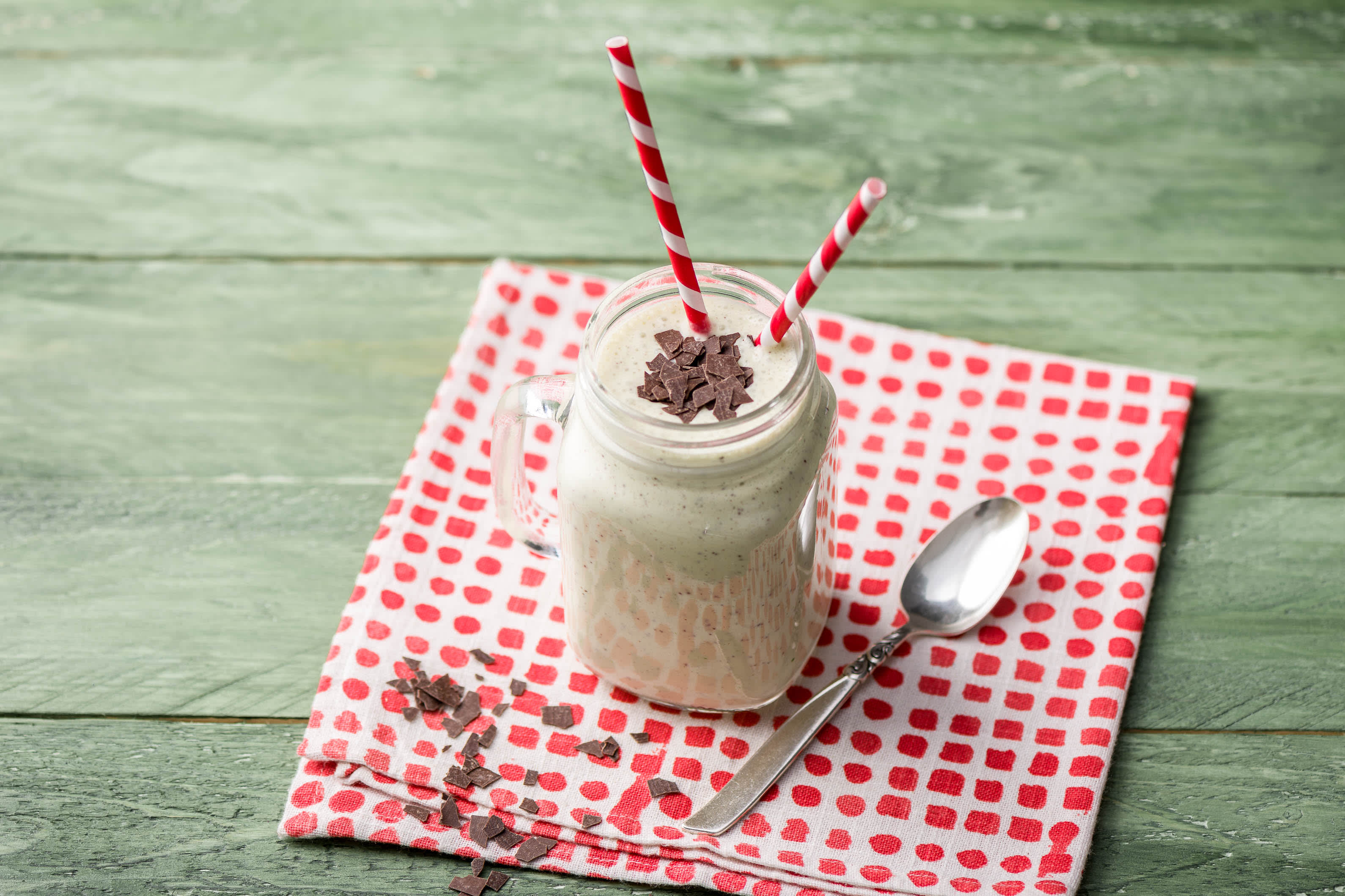 Sinaasappel-smoothie met chocovlokken en basilicum