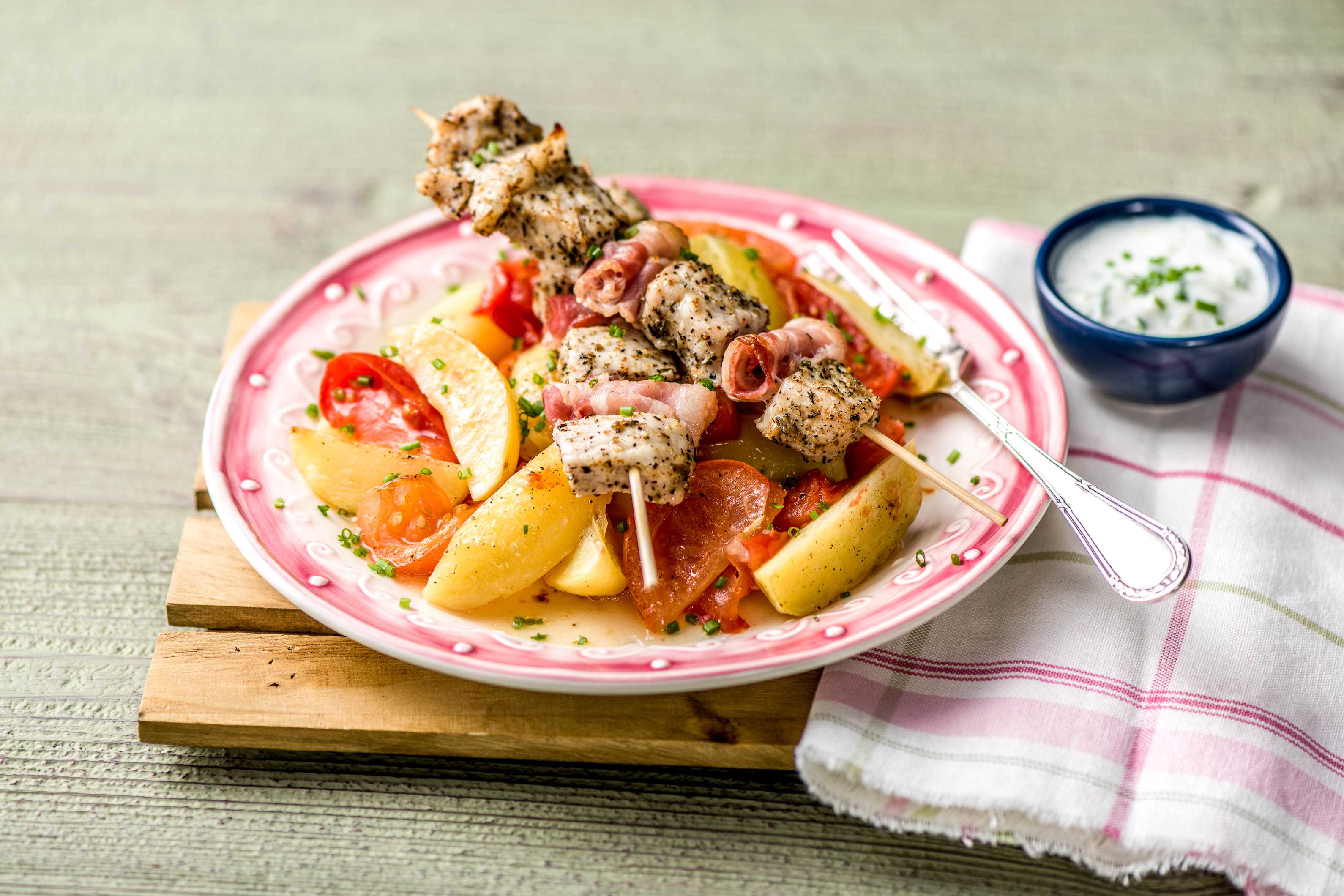 Griechische Gyros-Spieße mit Kartoffel-Tomaten-Ragout
