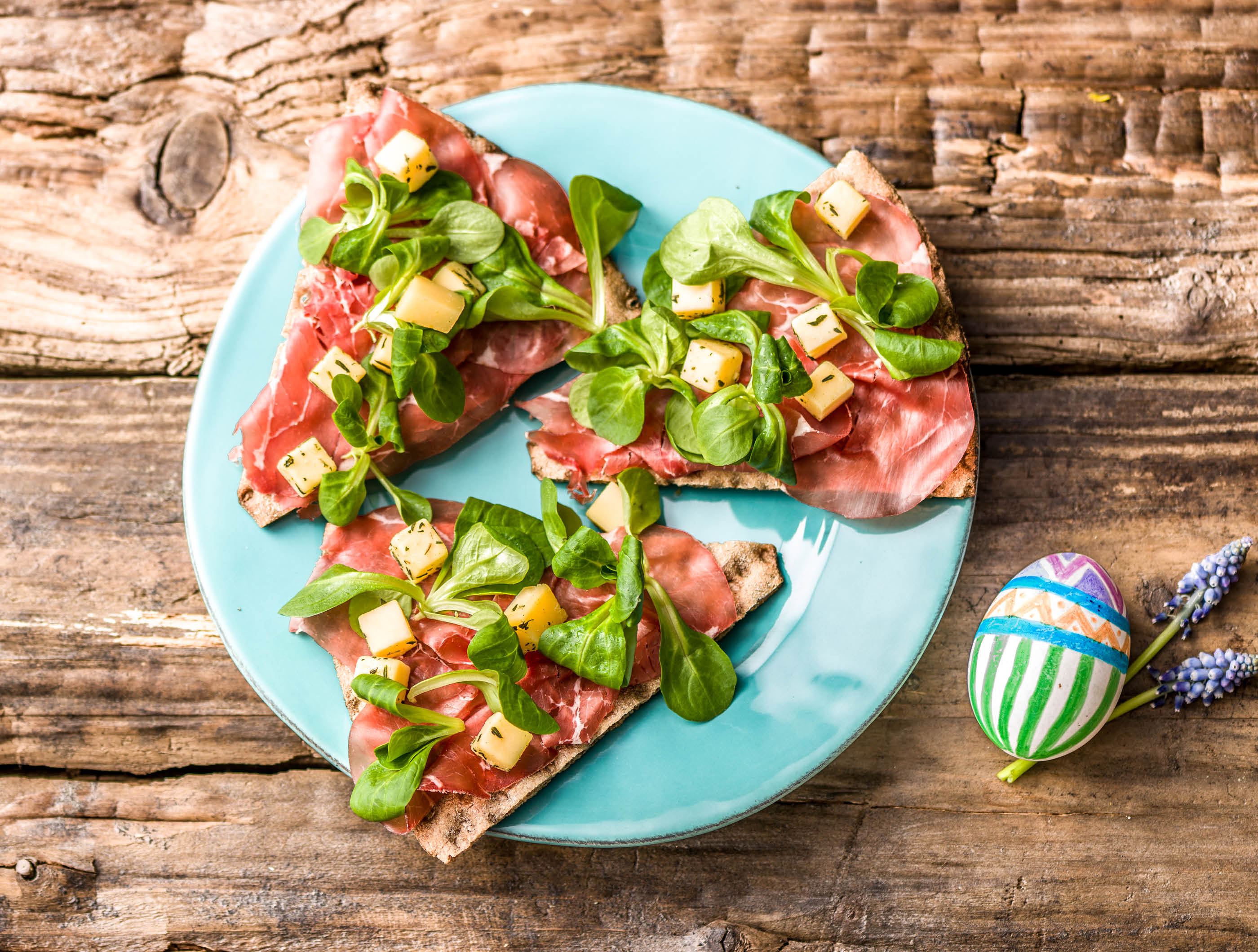 Zweedse crackers met rookvlees, veldsla en kruidenkaas