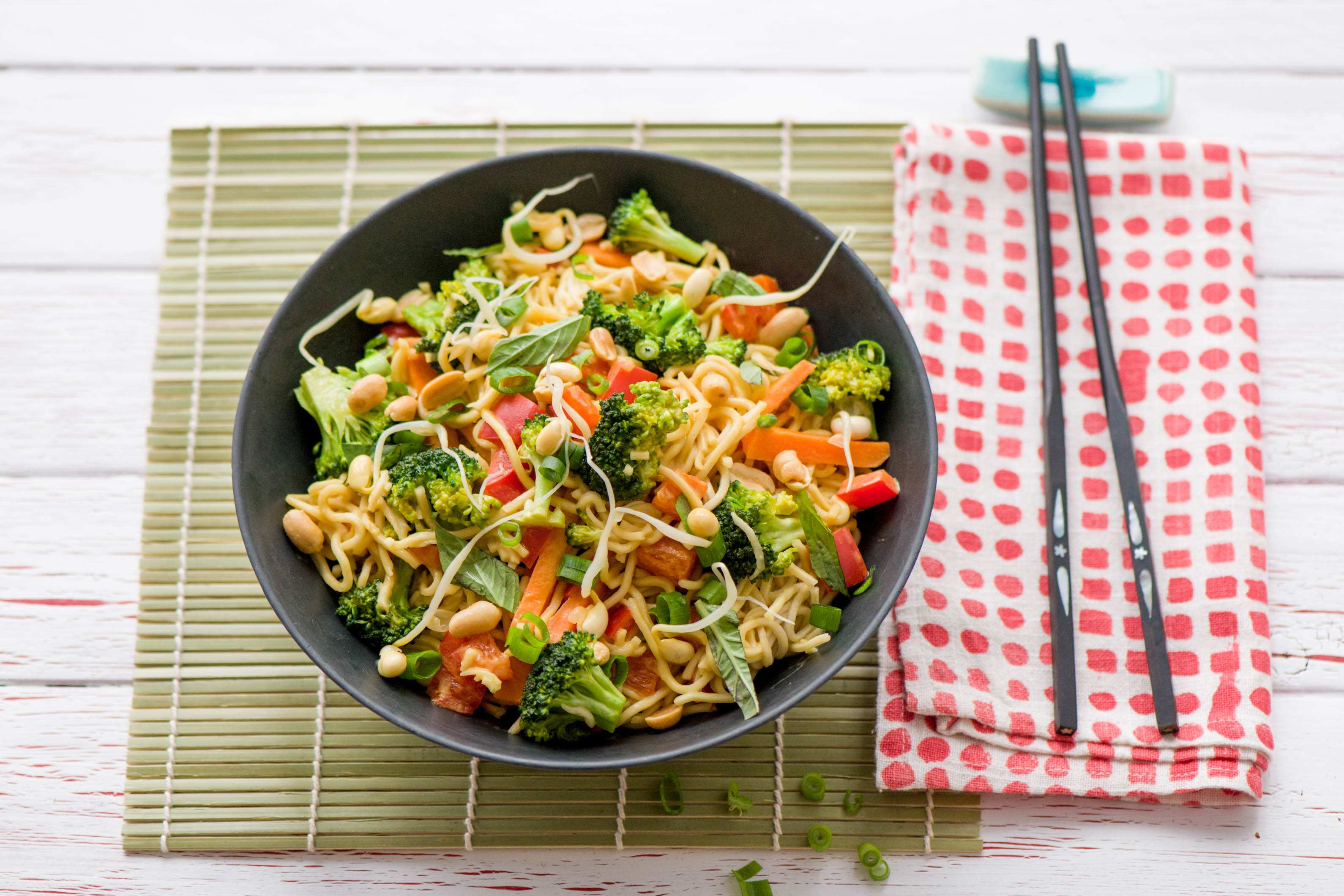 Nicht nur für Veggies: Cremige Thai-Nudel-Pfanne