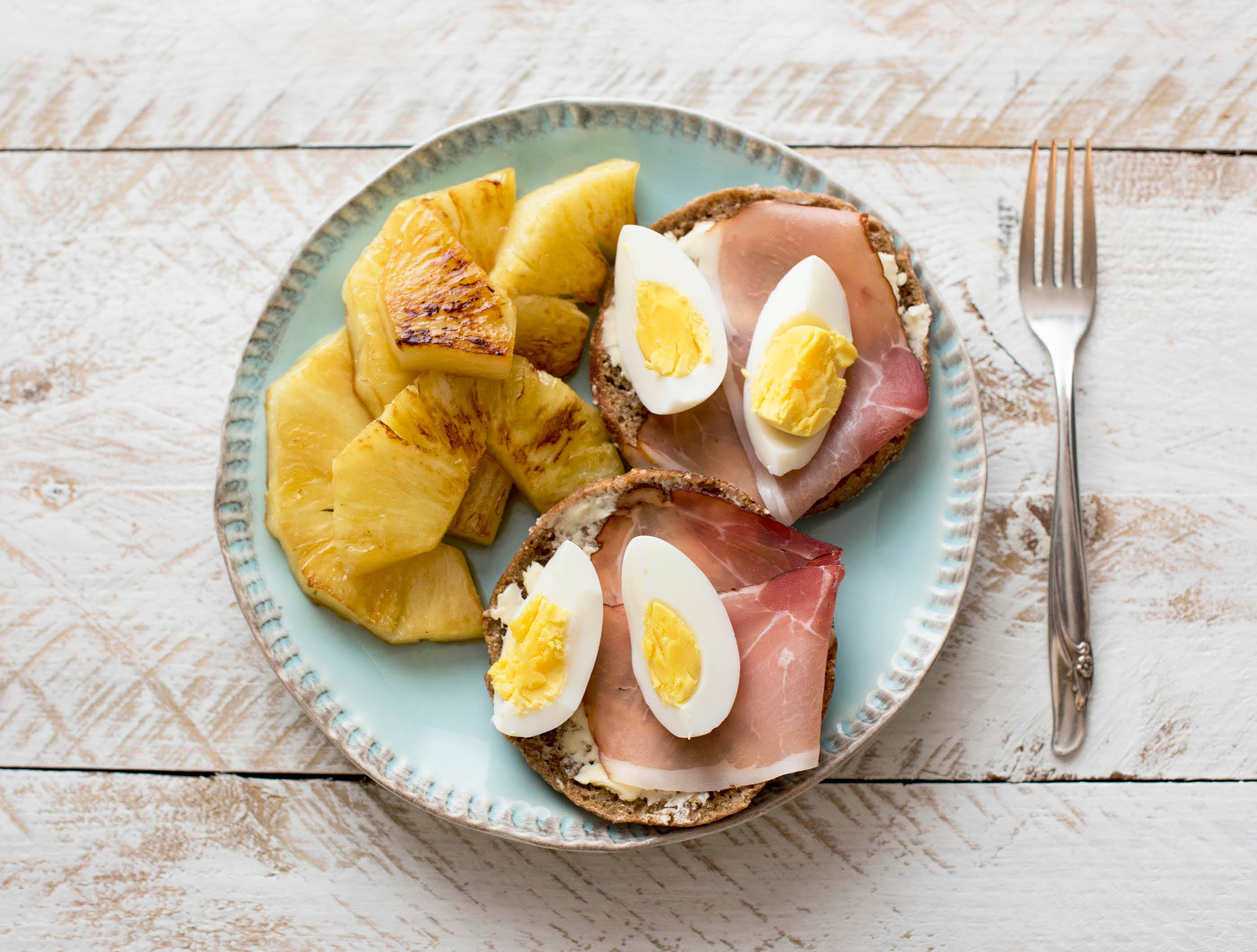 Pinksterontbijt met meergranenbeschuit, ei en gebakken ananas