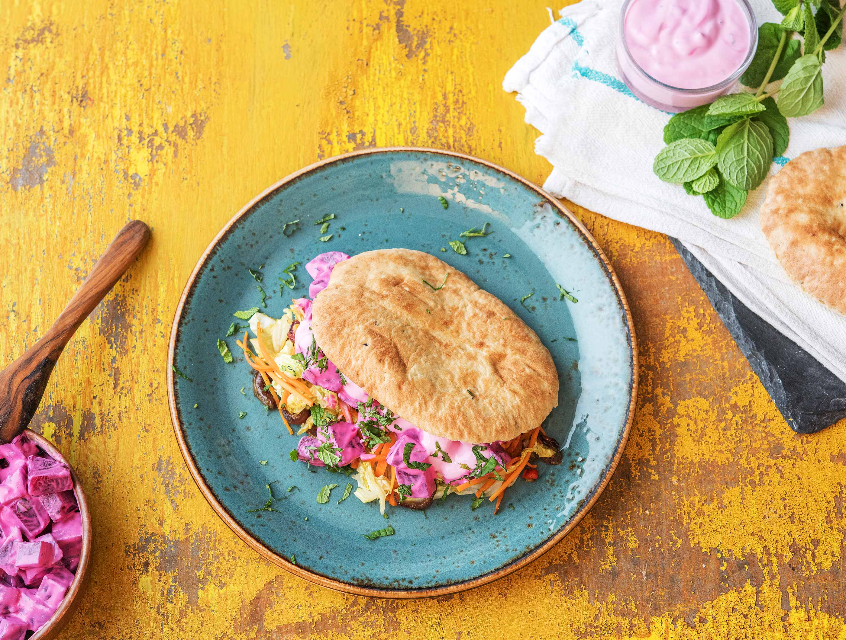 Pain naan garni d’une sauce rose au yaourt et à la menthe fraîche