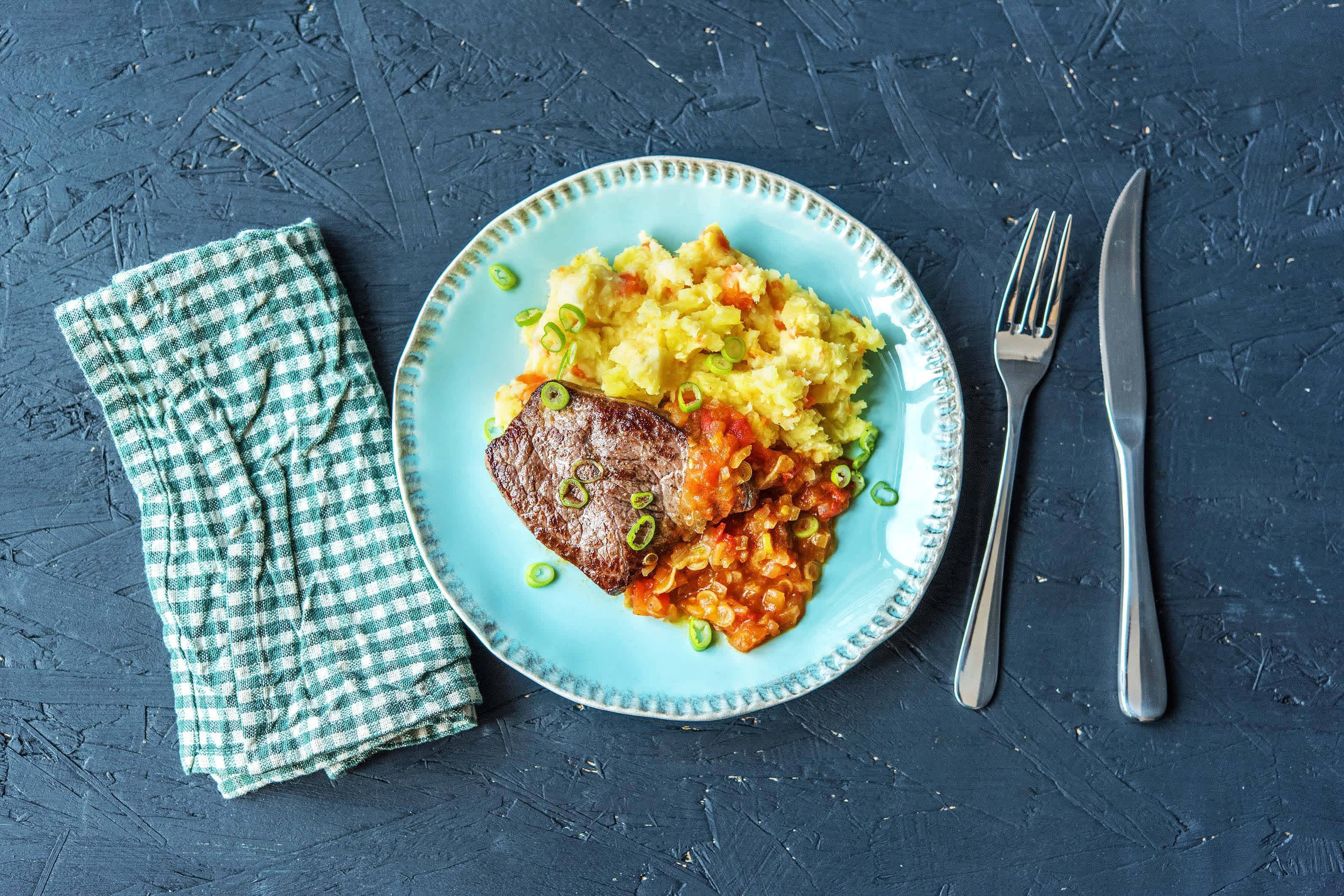 Saftiges Rinderhüftsteak mit fruchtiger Tomatensoße N