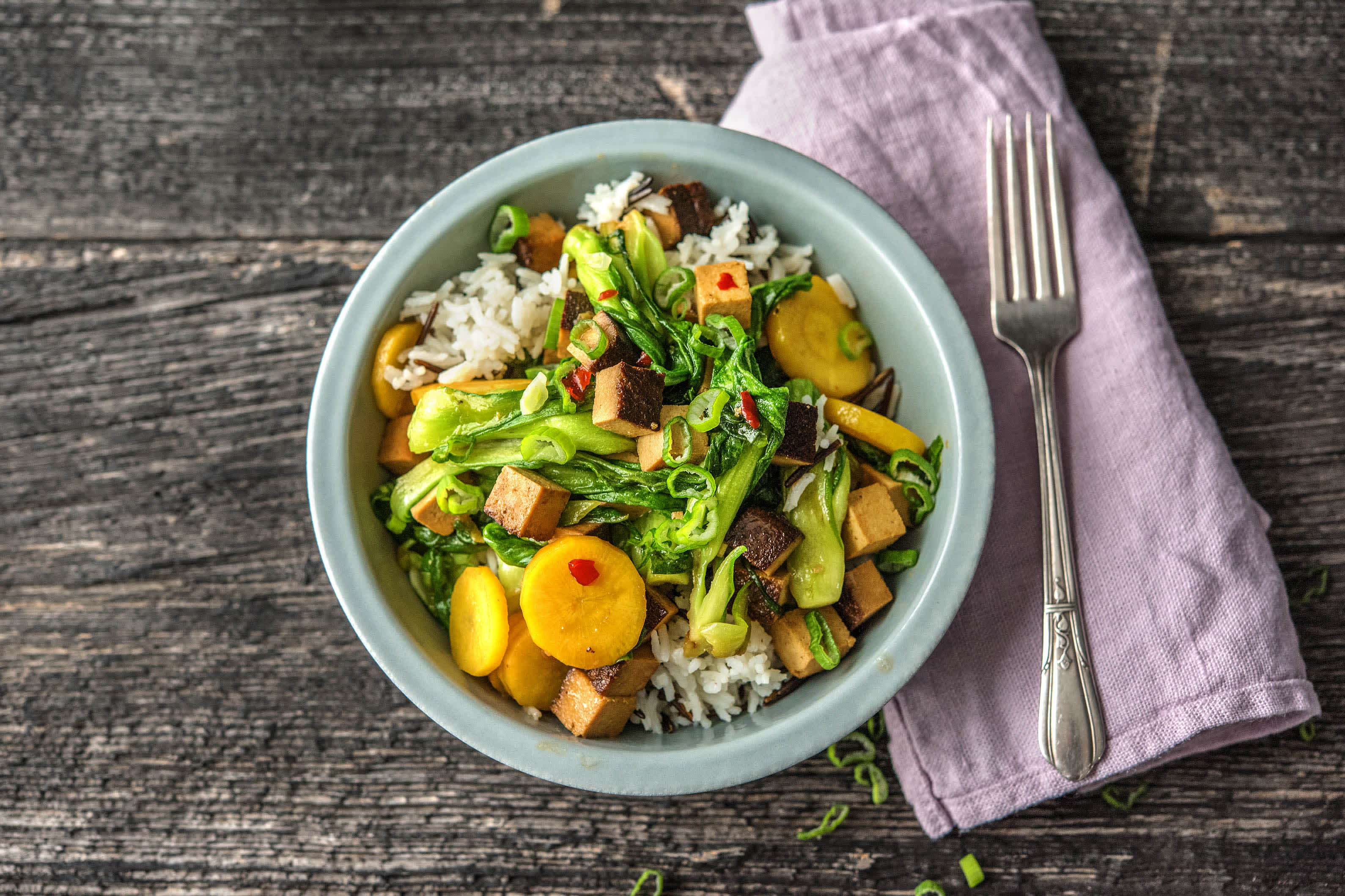 Gegartes Gemüse mit geräuchertem Tofu