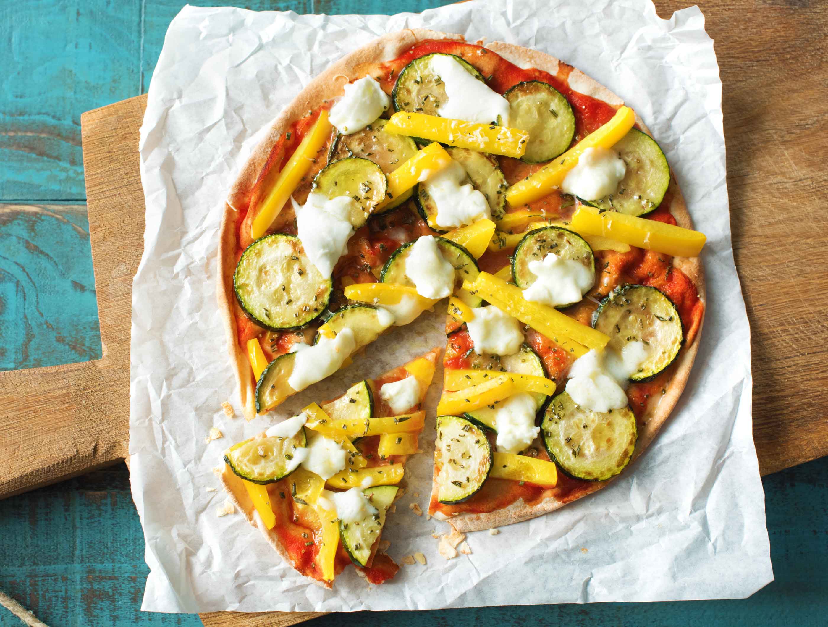 Pizza de pain plat à l’italienne avec de la mozzarella di Bufala