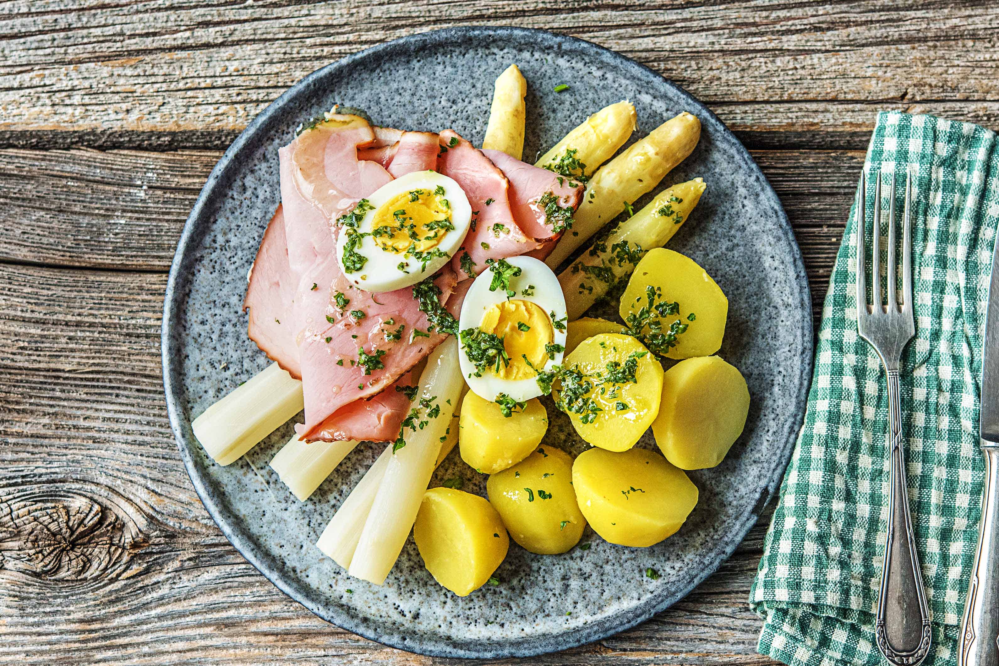Witte asperges met ham en ei