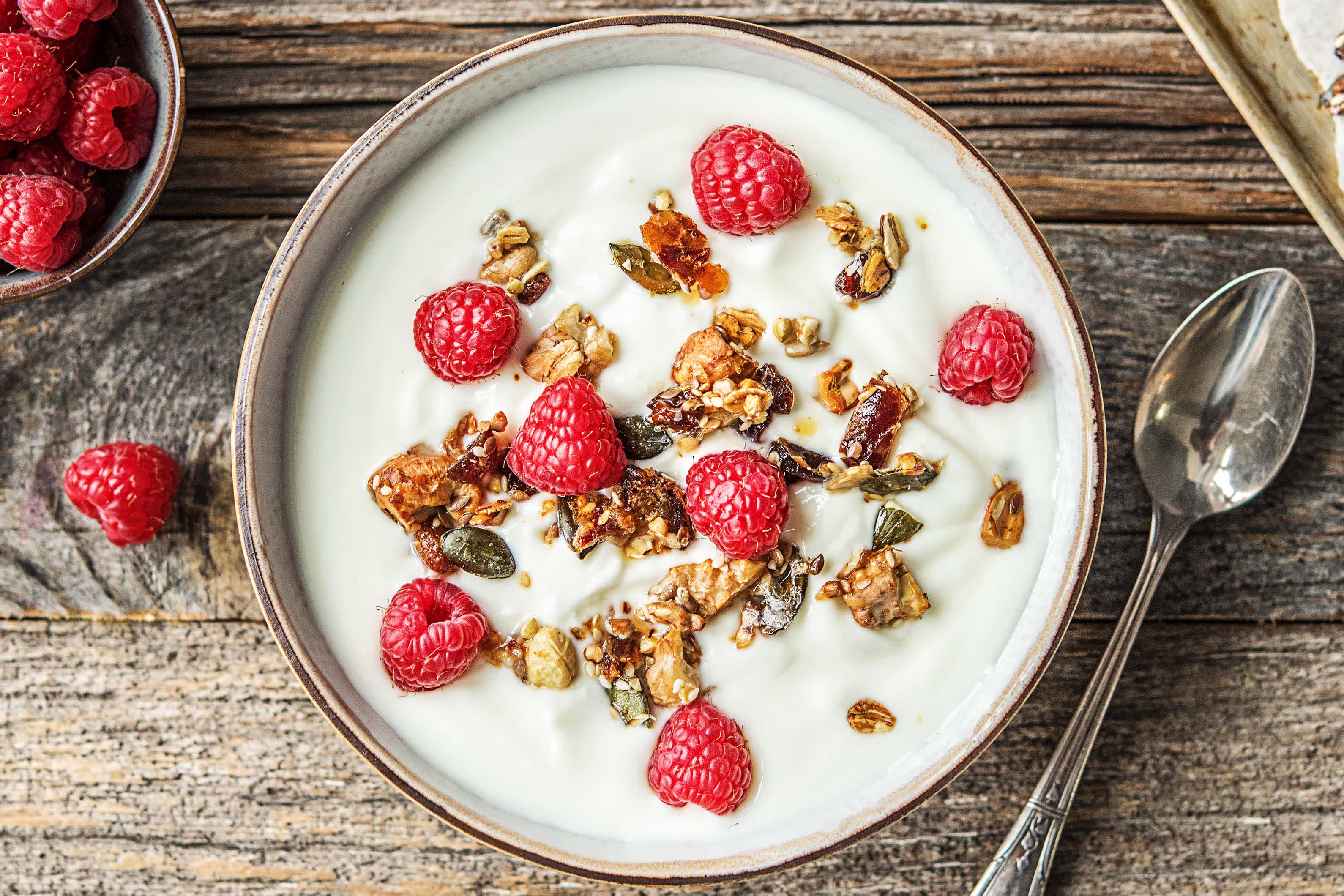 Volle yoghurt met granola en frambozen