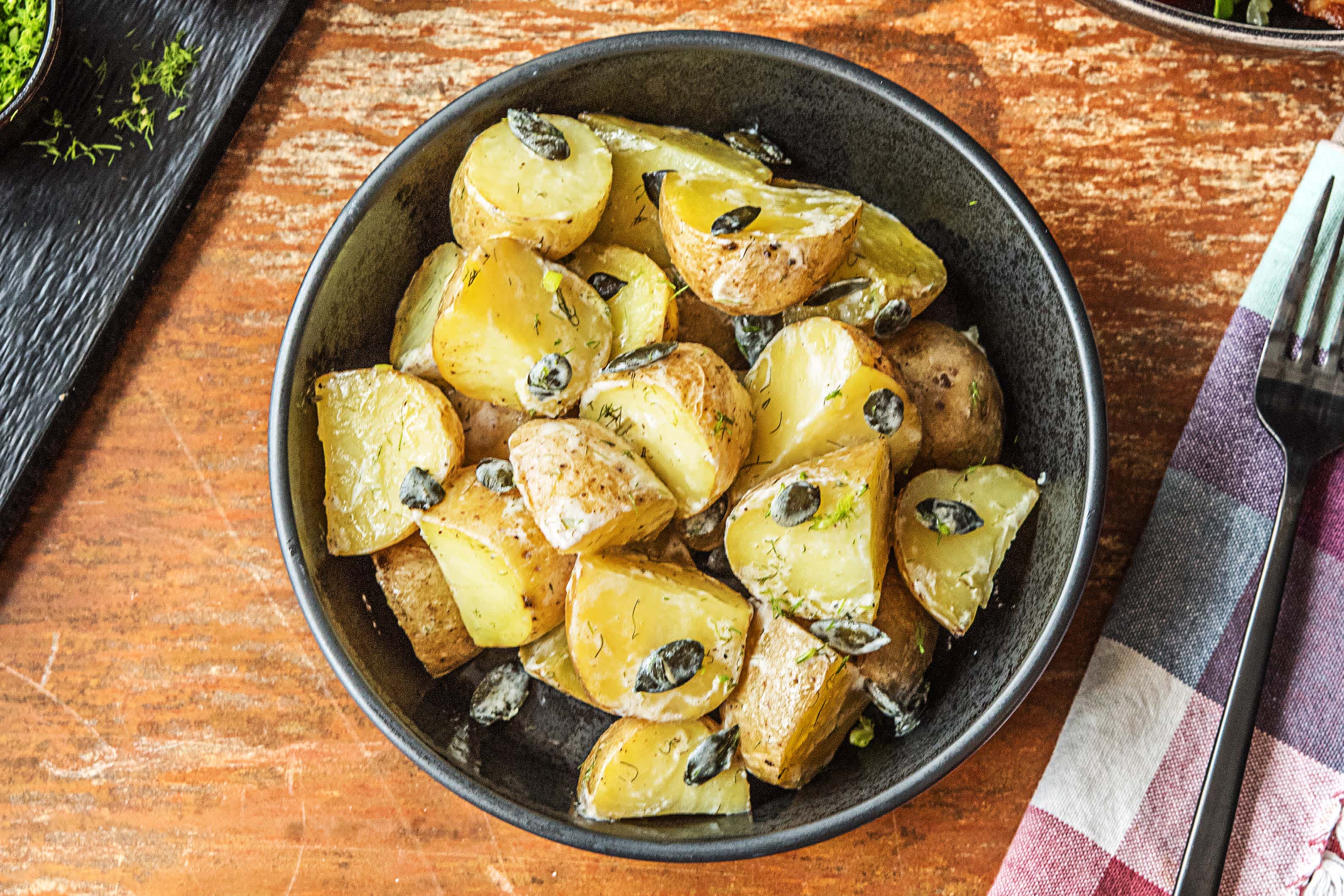 Pommes de terre rôties, salade et lardons
