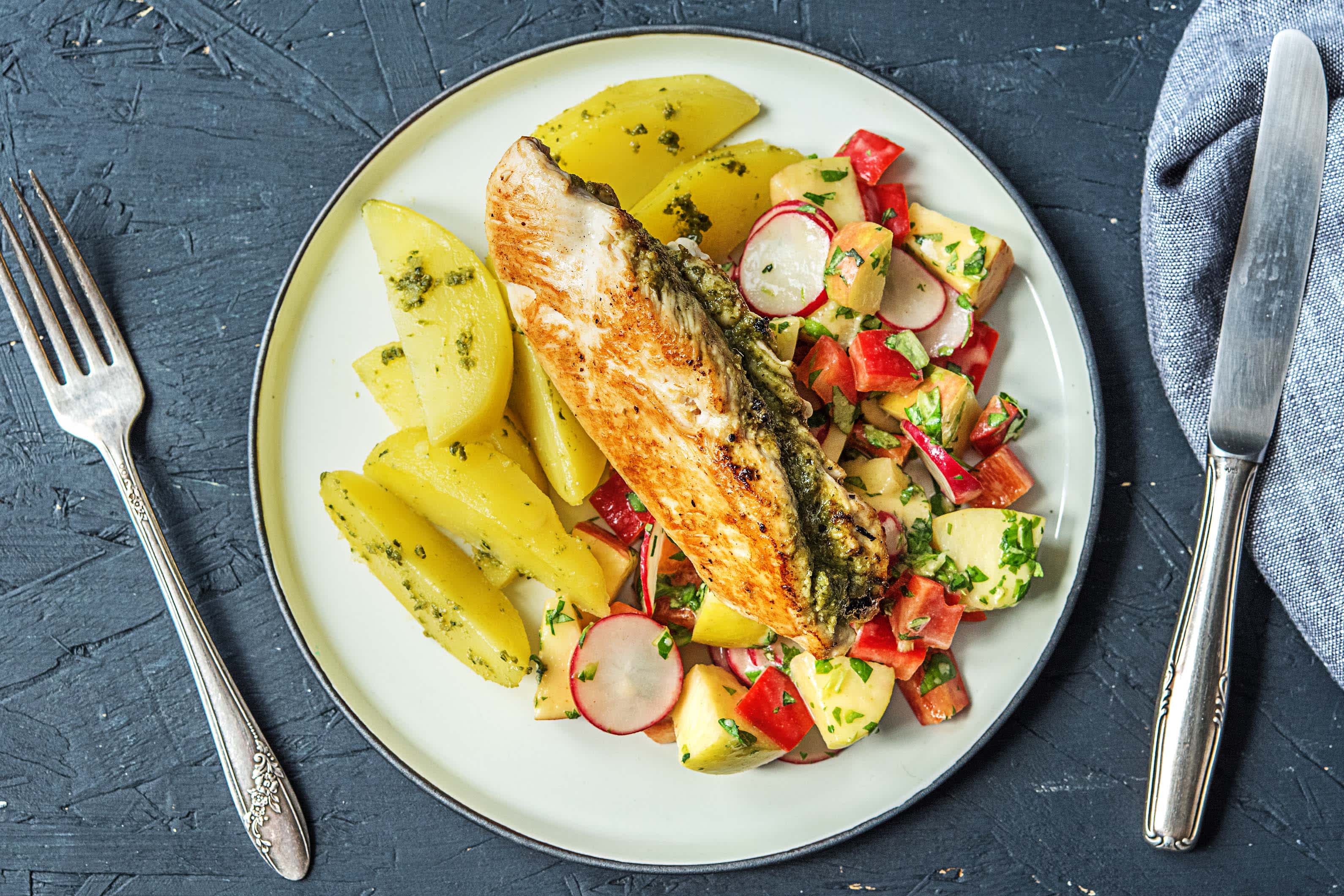 Kipfilet met pestoaardappelen, kleurrijke zomersalade