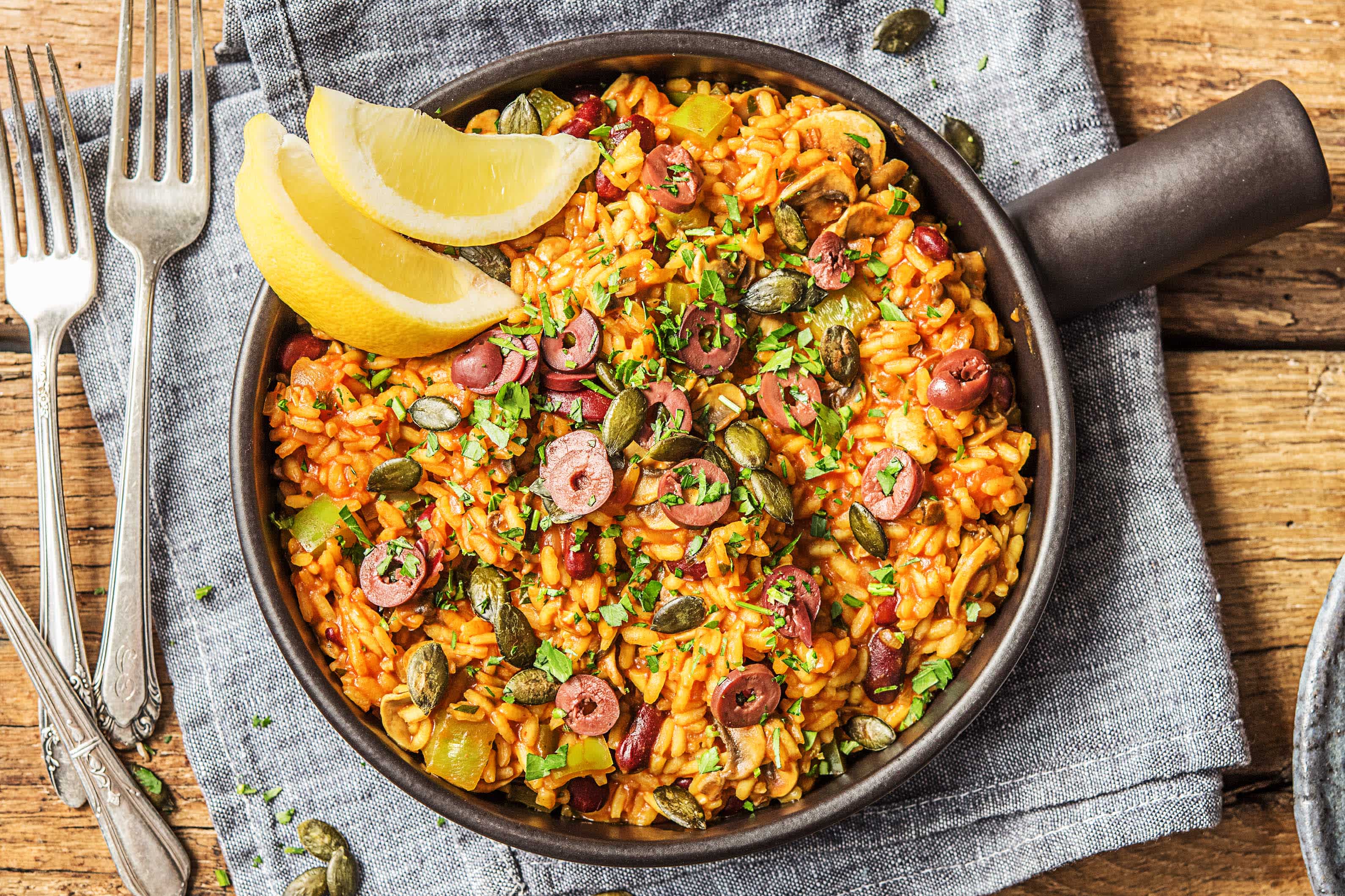 Vegetarische groentepaella met bonen, olijven en citroen