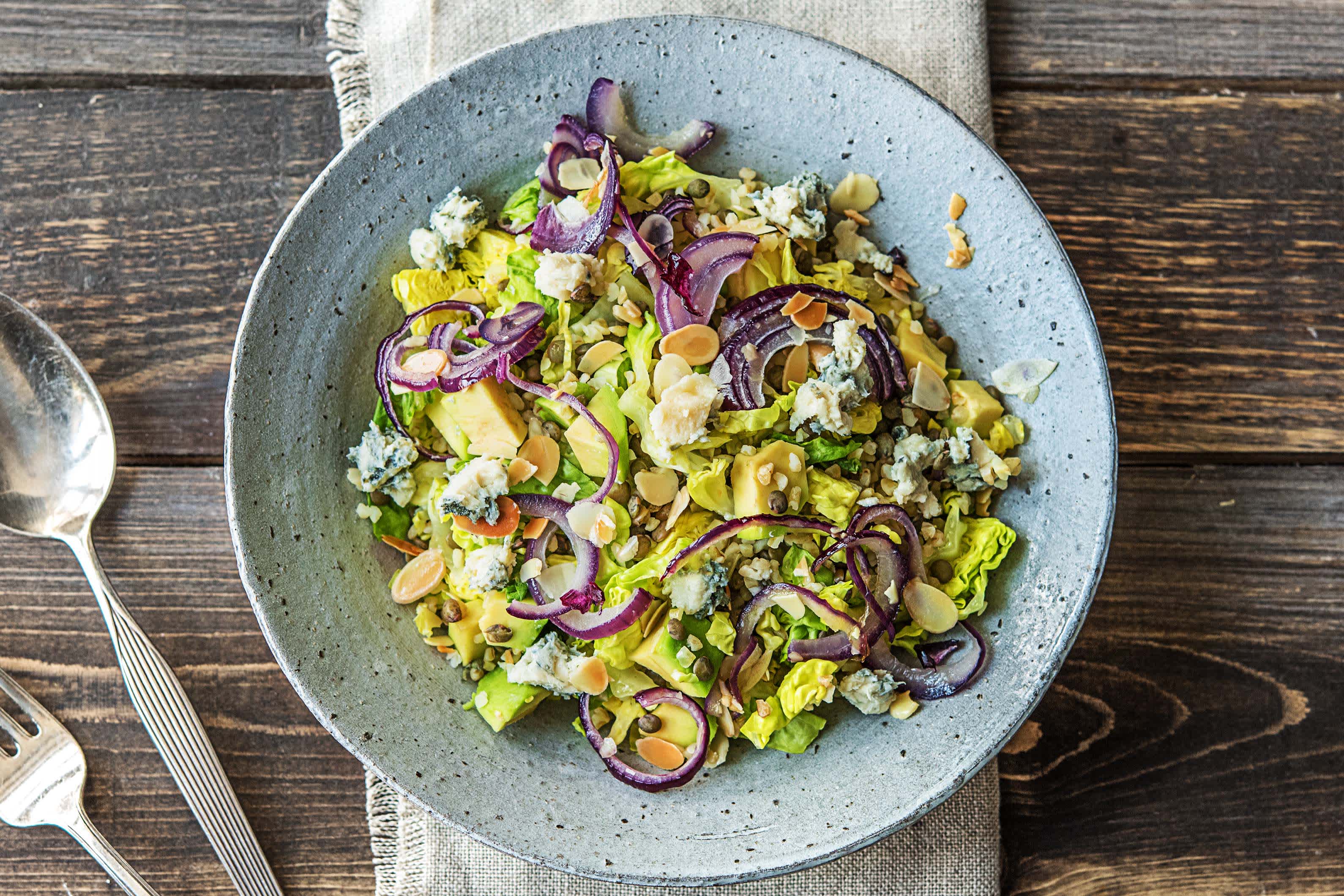 Bulgur-linzensalade met blauwe kaas, avocado en amandelschaafsel
