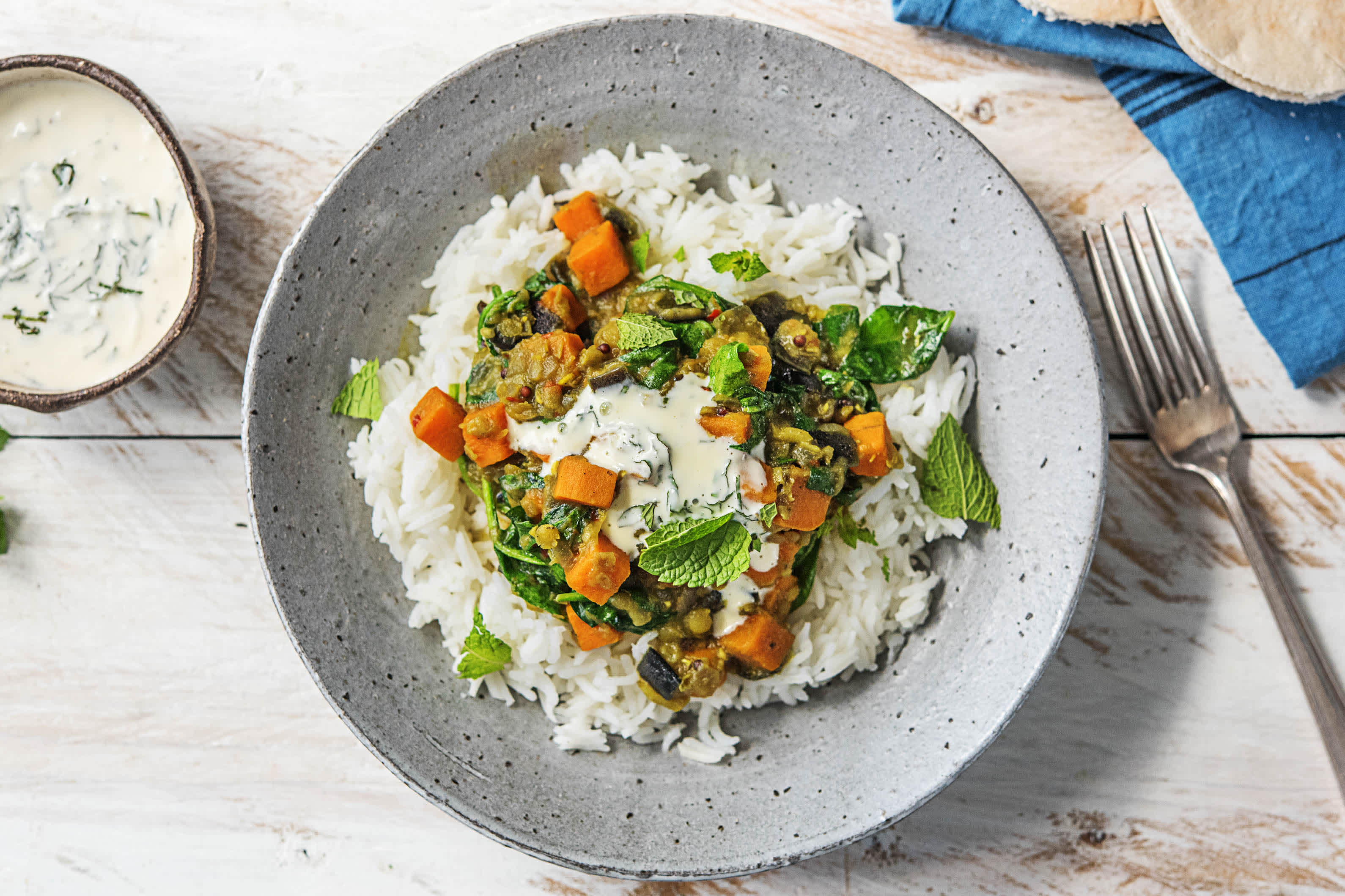 Kruidige dahl met aubergine en zoete bataat