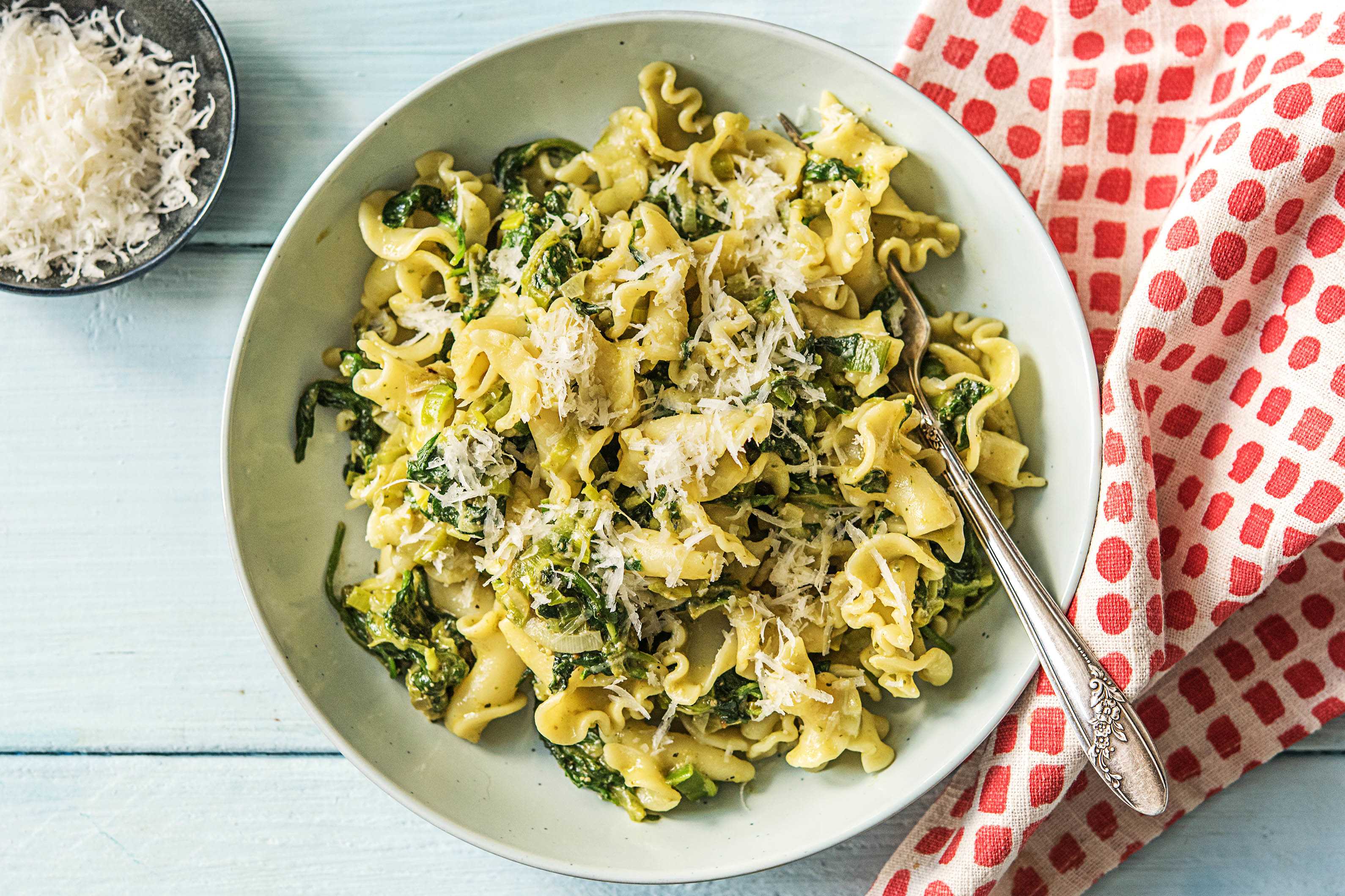 Gigli met spinazie-preisaus en groene pesto