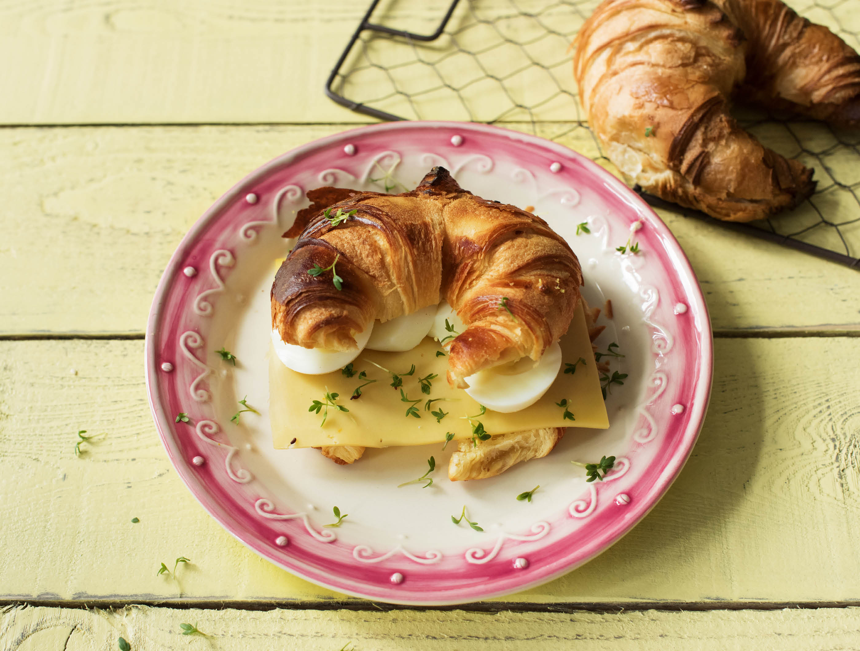 Croissant au fromage mi-vieux, aux œufs durs et au cresson