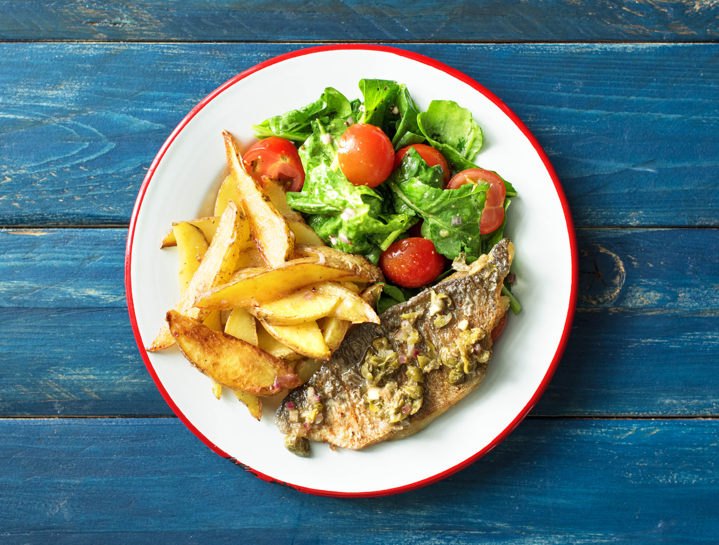 Dorade à l’étuvée à la sauce au beurre et aux câpres et salade piquante