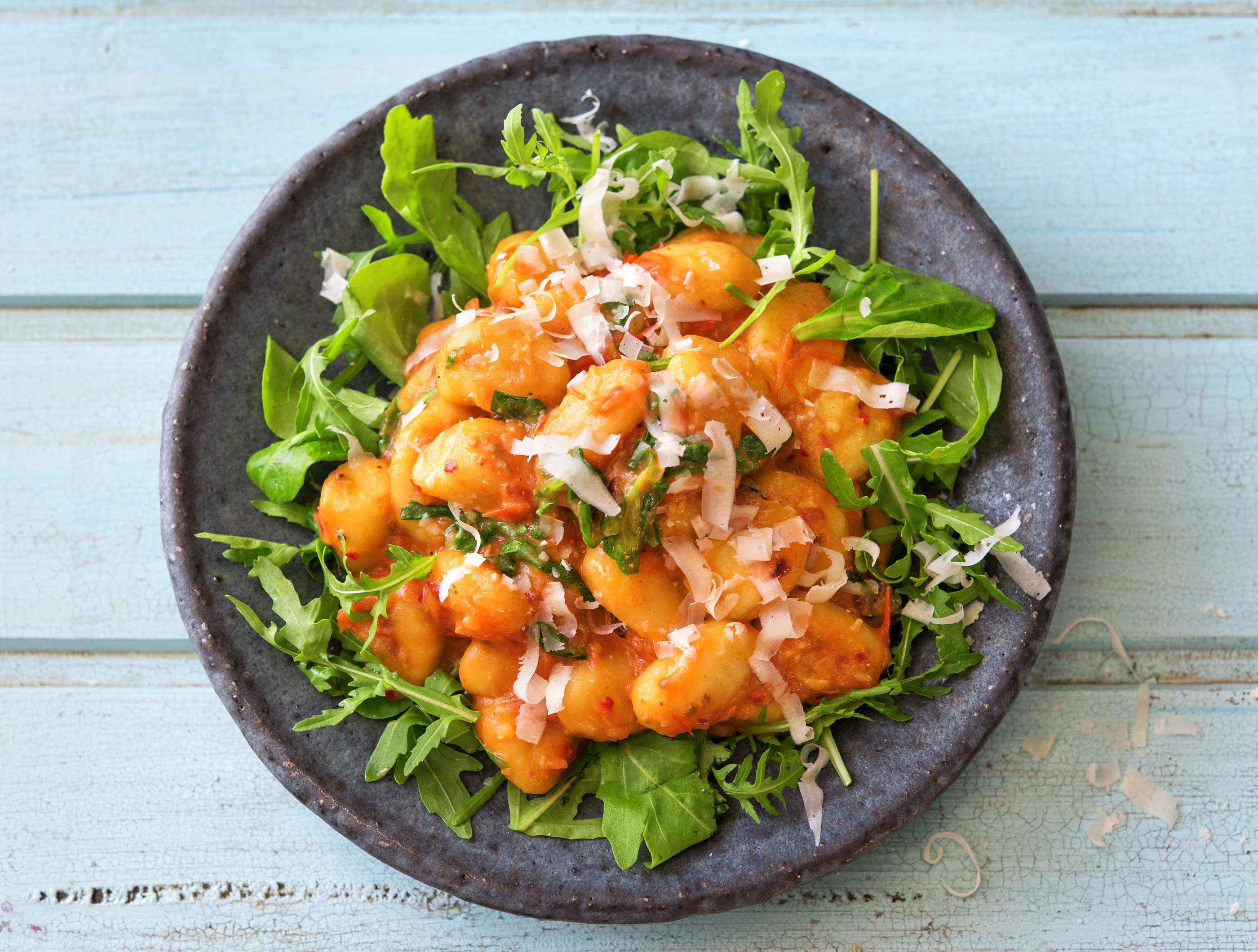 Gnocchi à la sauce tomate et au romarin accompagnés d’une salade fraîche