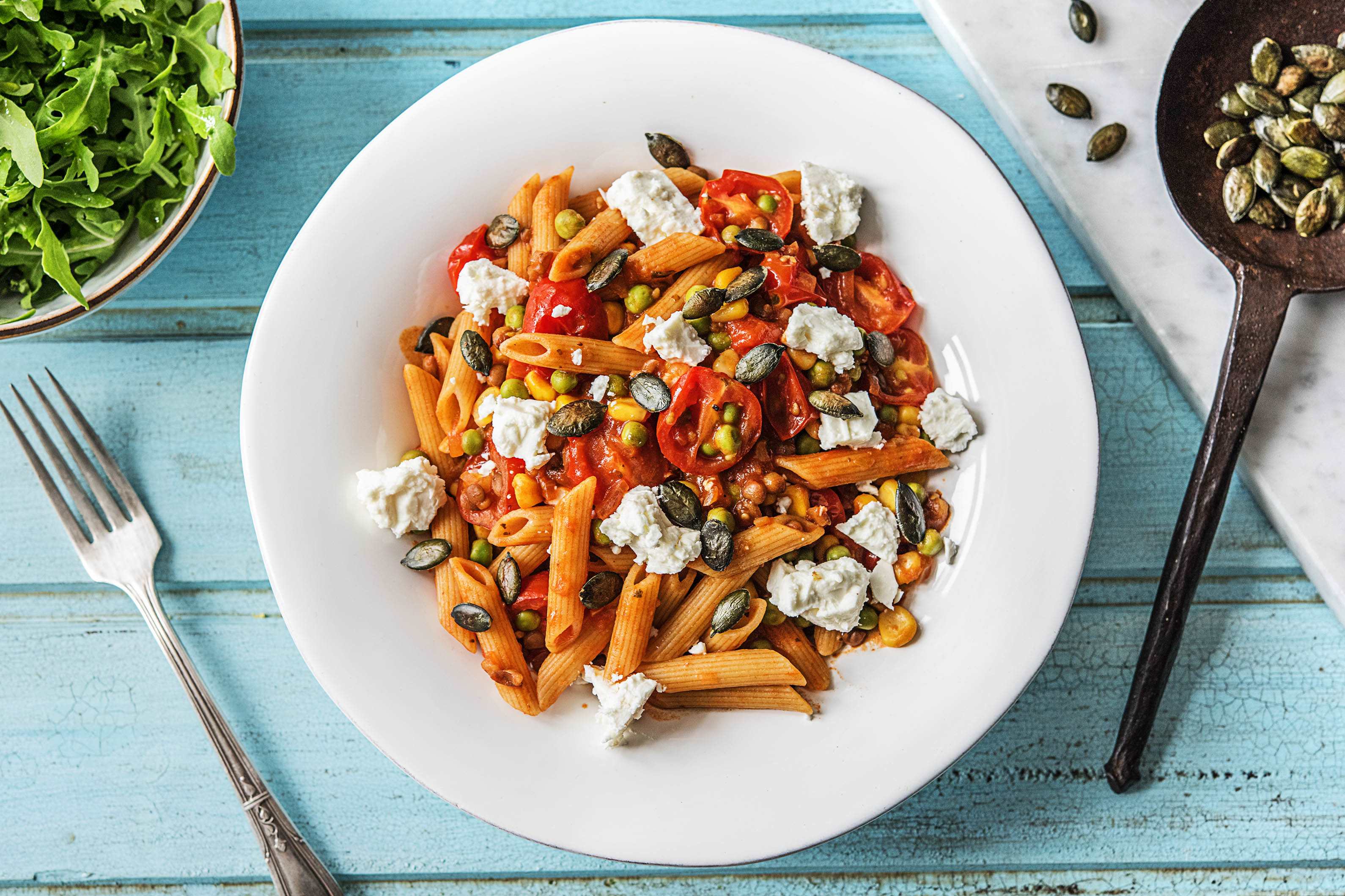 Penne, sauce bolognaise de lentilles et feta