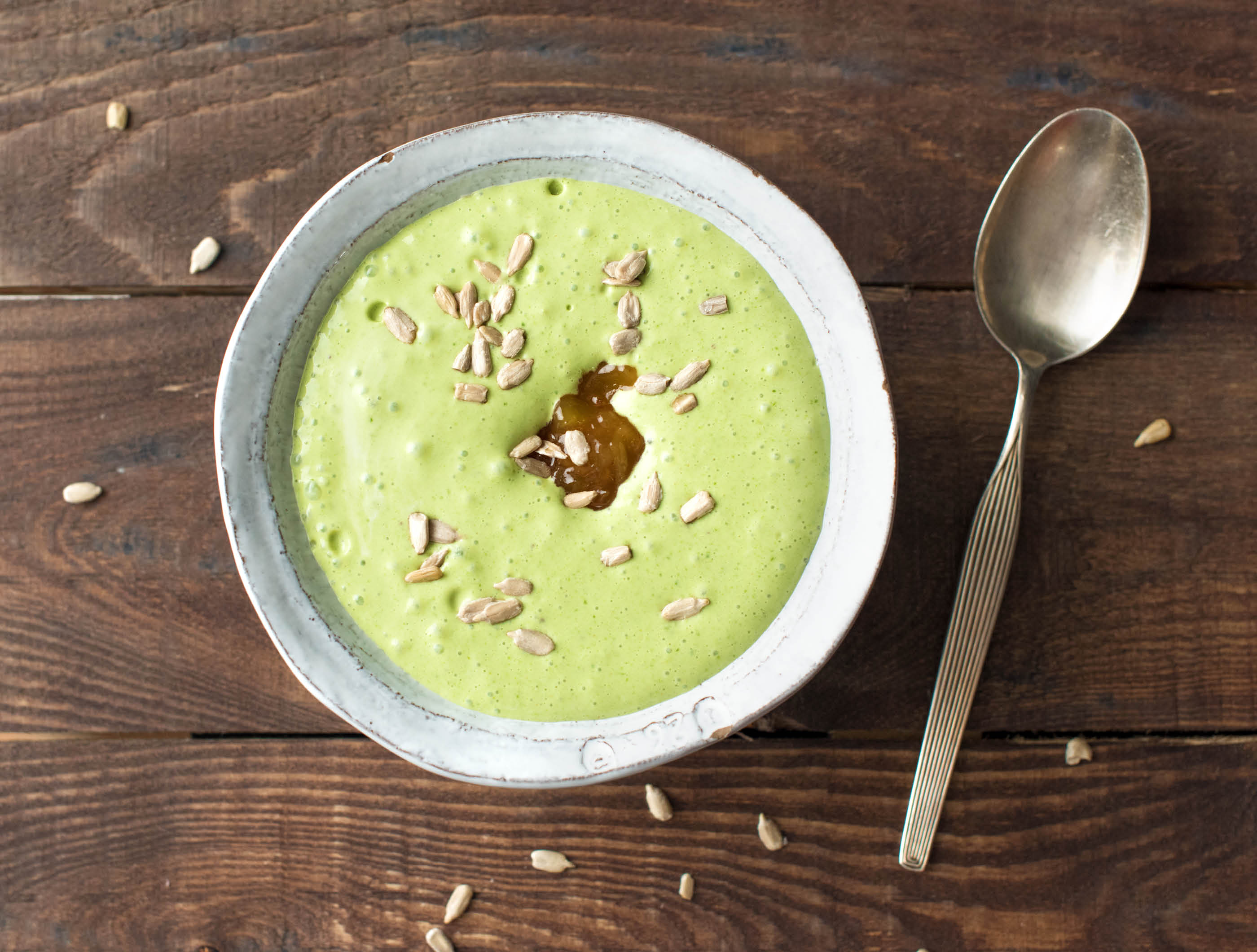 Banaan-mango-ananasbowl met Griekse yoghurt en zonnebloempitten