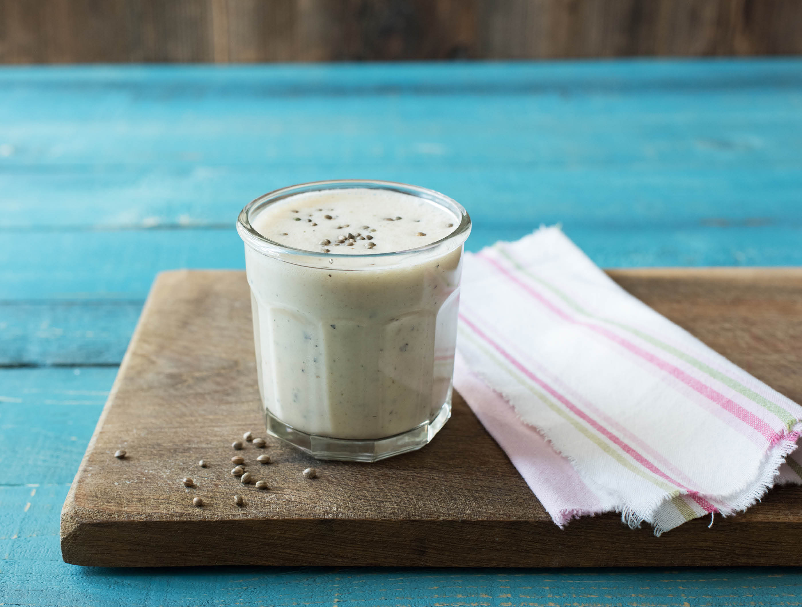 Banaan-sinaasappelsmoothie met hennepzaad en kaneel