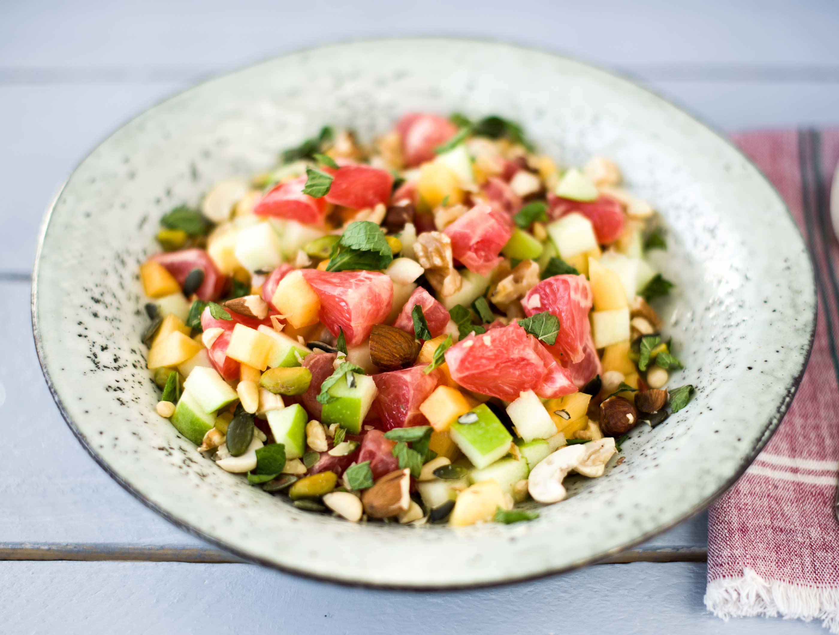 Fruitsalade met gemengde noten en verse munt