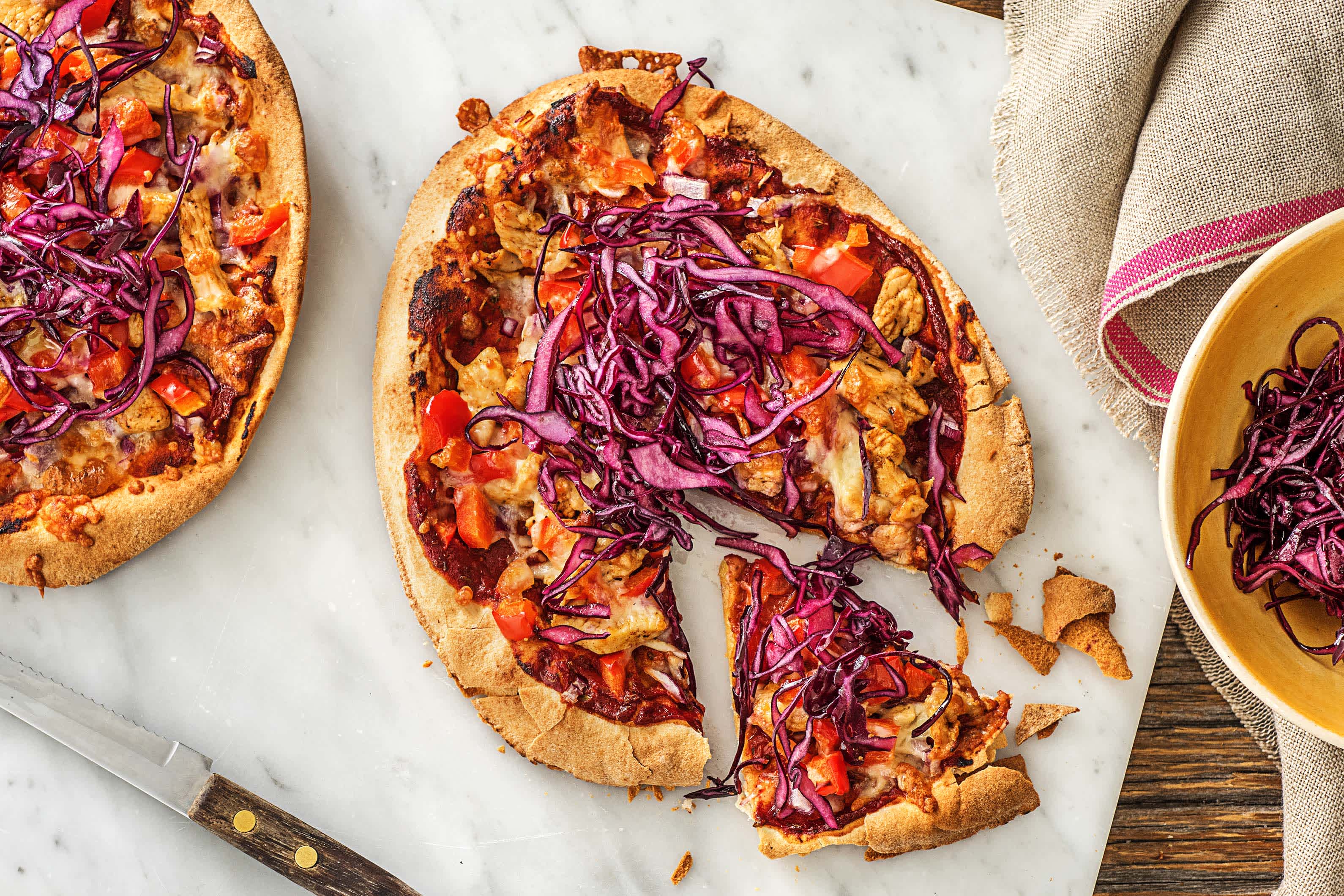 Platbroodpizza met rode kool en kipgyros