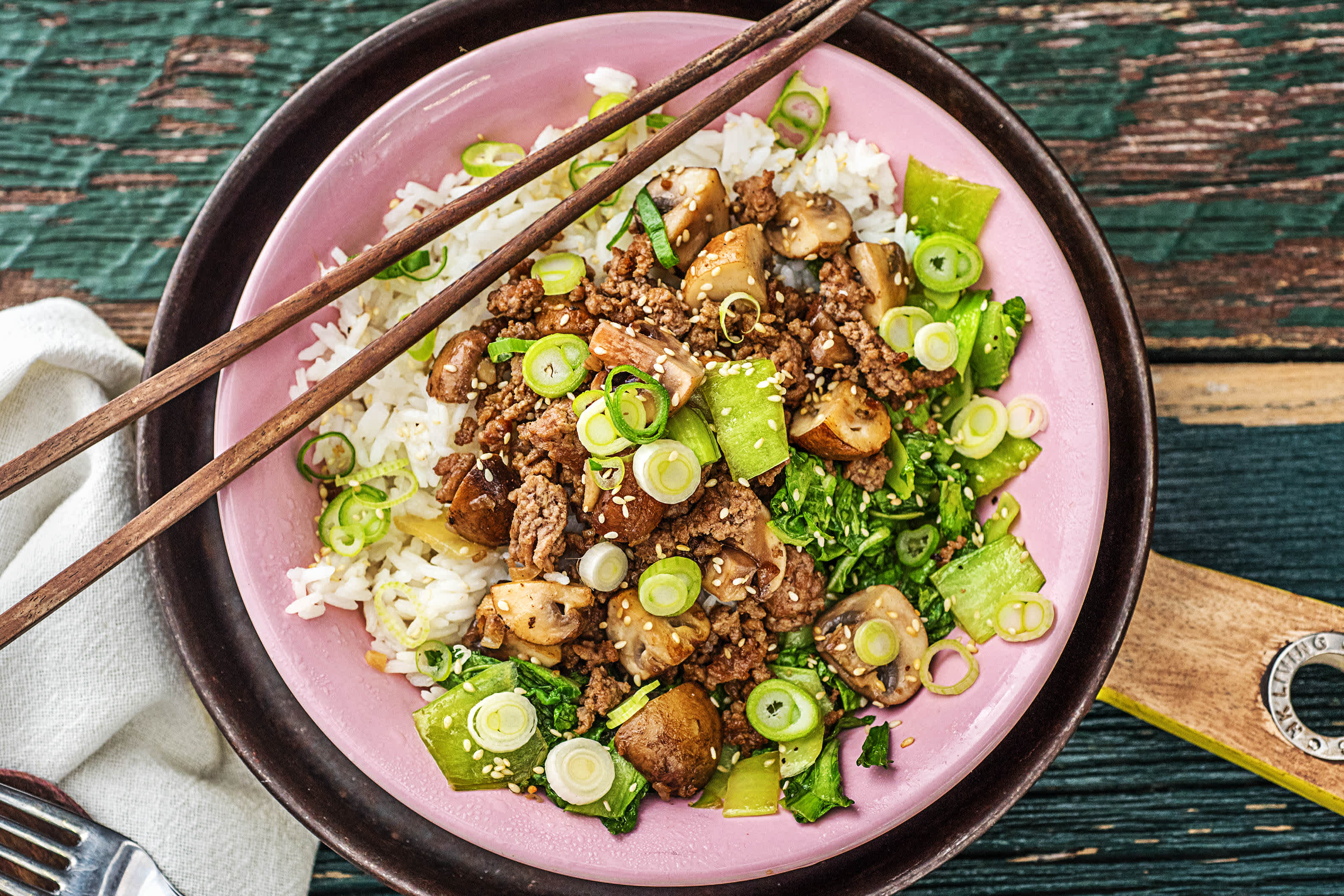 Steak haché à l’orientale et champignons blonds