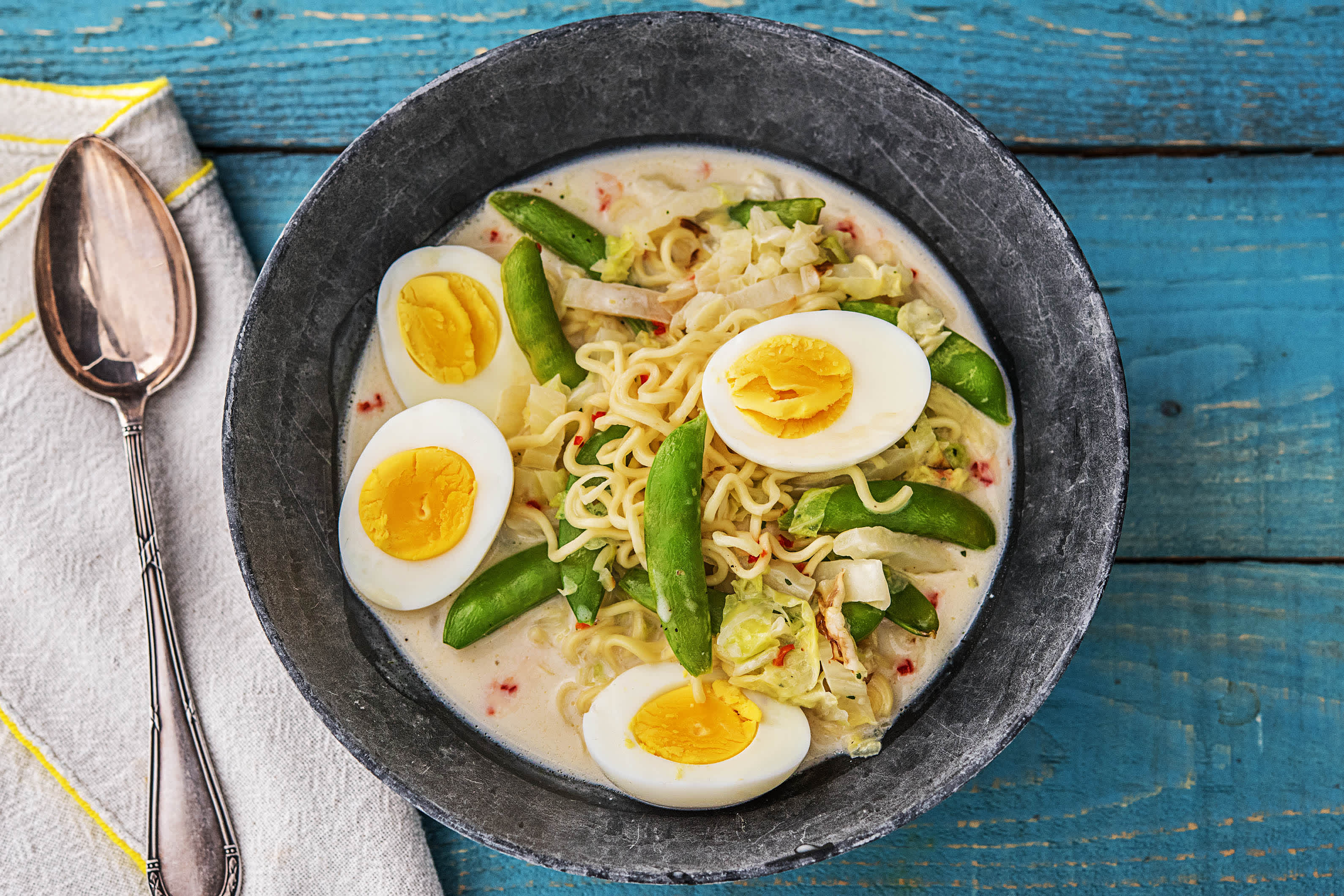Soupe de nouilles à la noix de coco, sugnar snaps et œufs