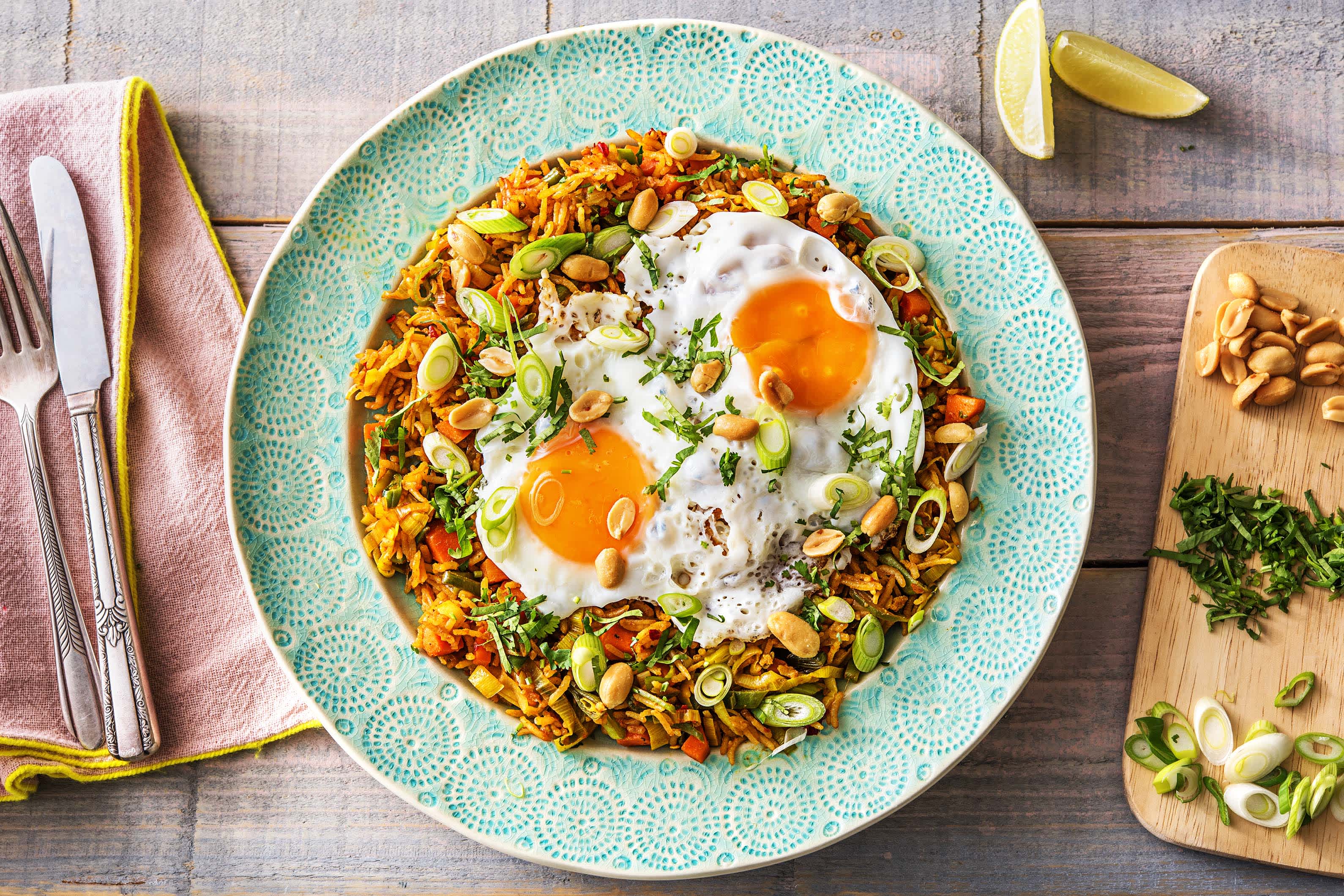 Nasi goreng avec des oeufs au plat