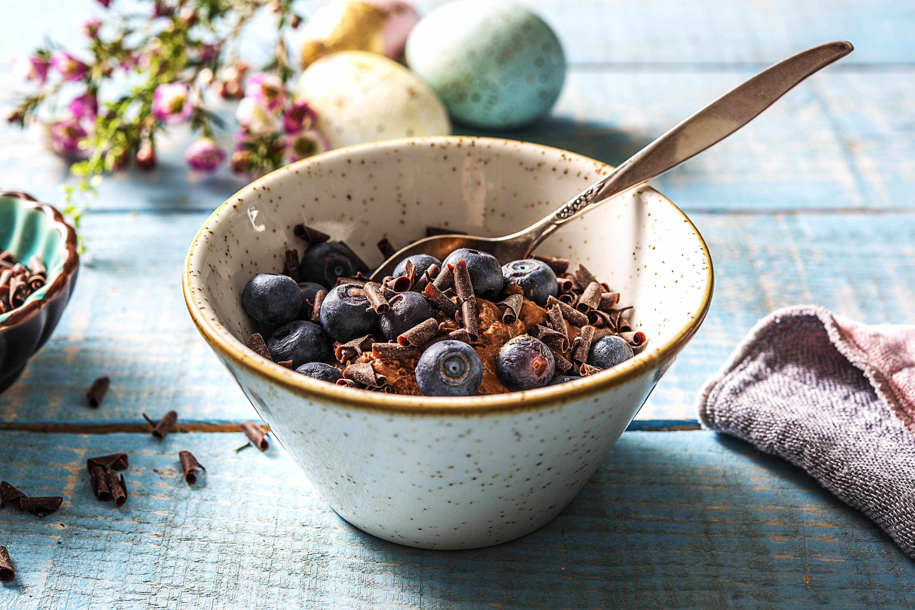 Supersnelle chocolademousse met verse blauwe bessen en chocovlokken (2x 80 g / kant-en-klaar)