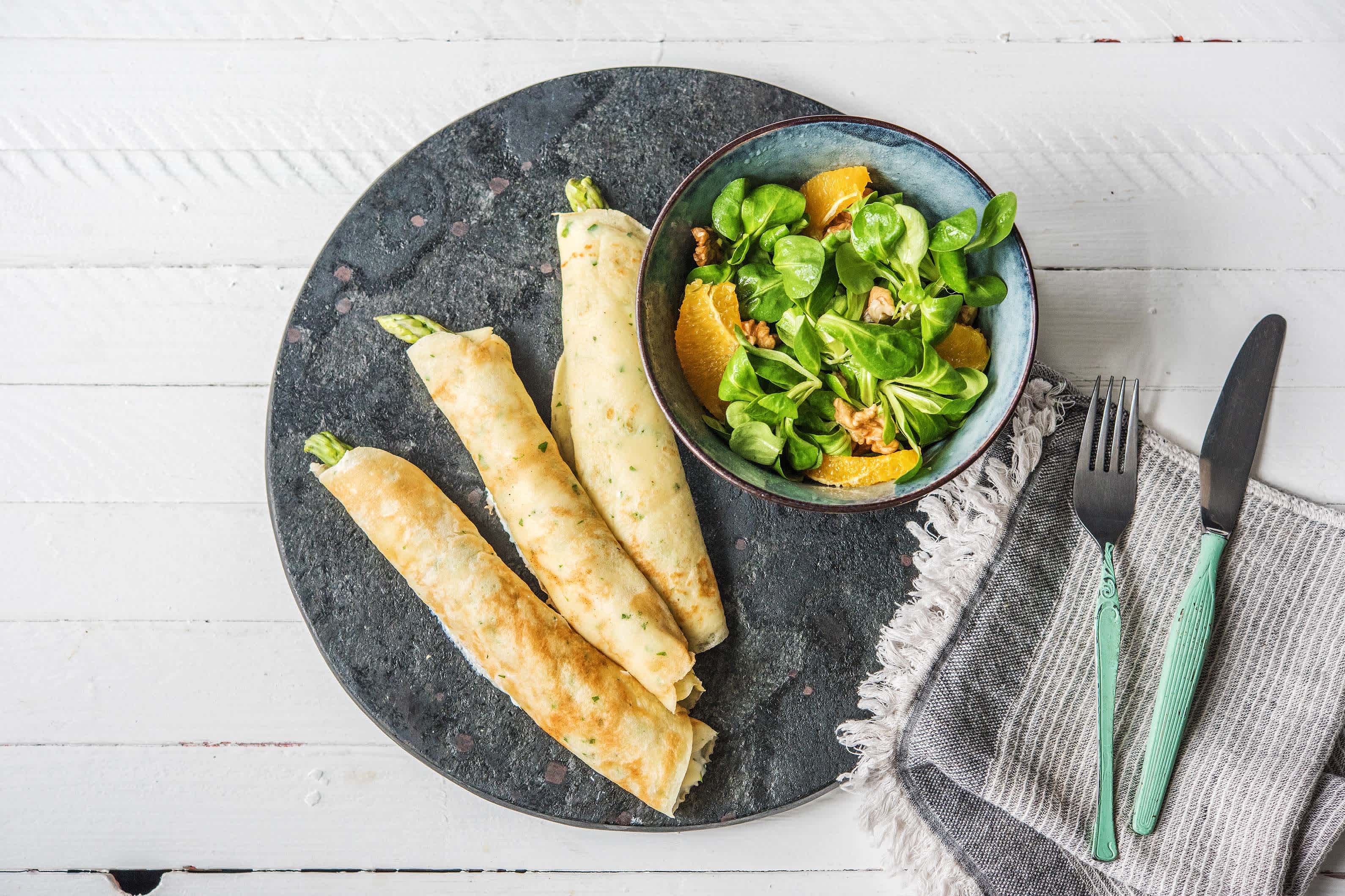 Grüner Spargel umhüllt von Quark-Pfannkuchen