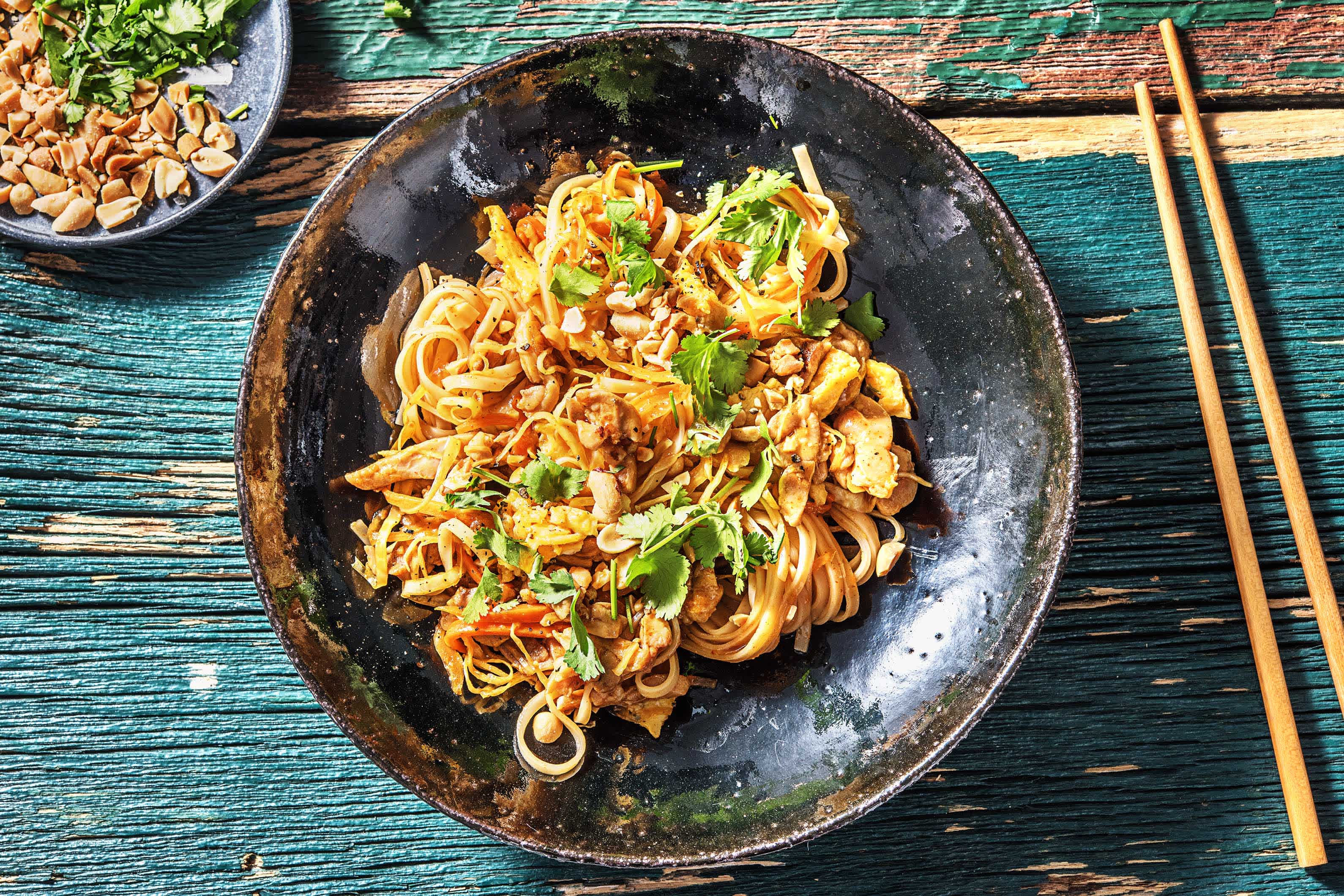 Pad thaï : cuisse de poulet, nouilles et œufs brouillés