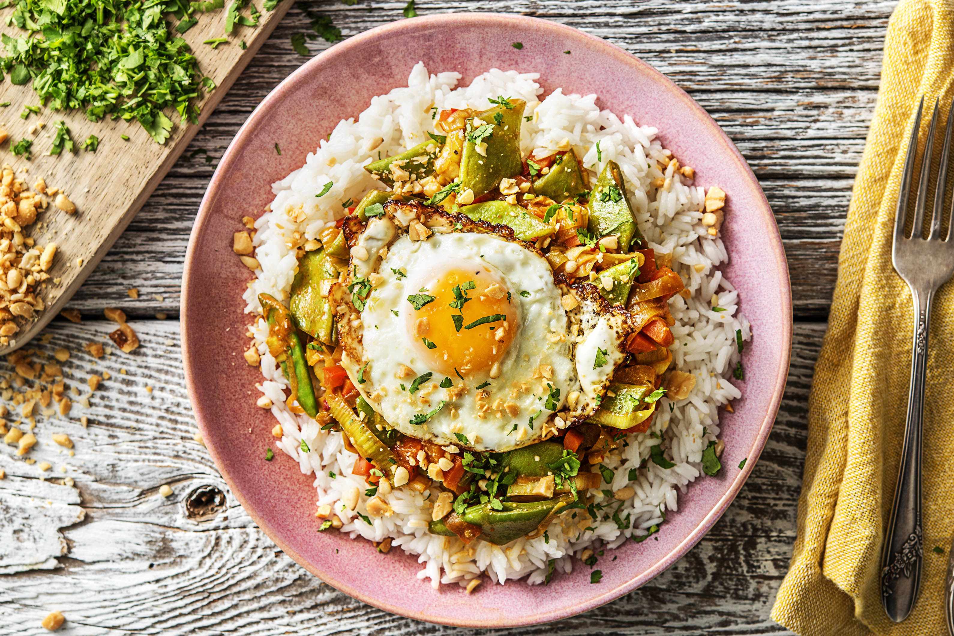 Riz à la noix de coco, sauce aux cachuètes et légumes à l'étuvée