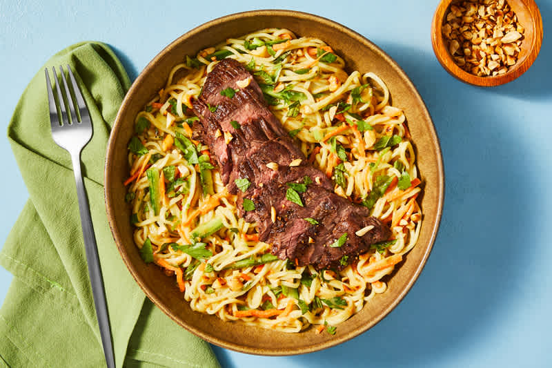 Nouilles froides au steak d'inspiration asiatique
