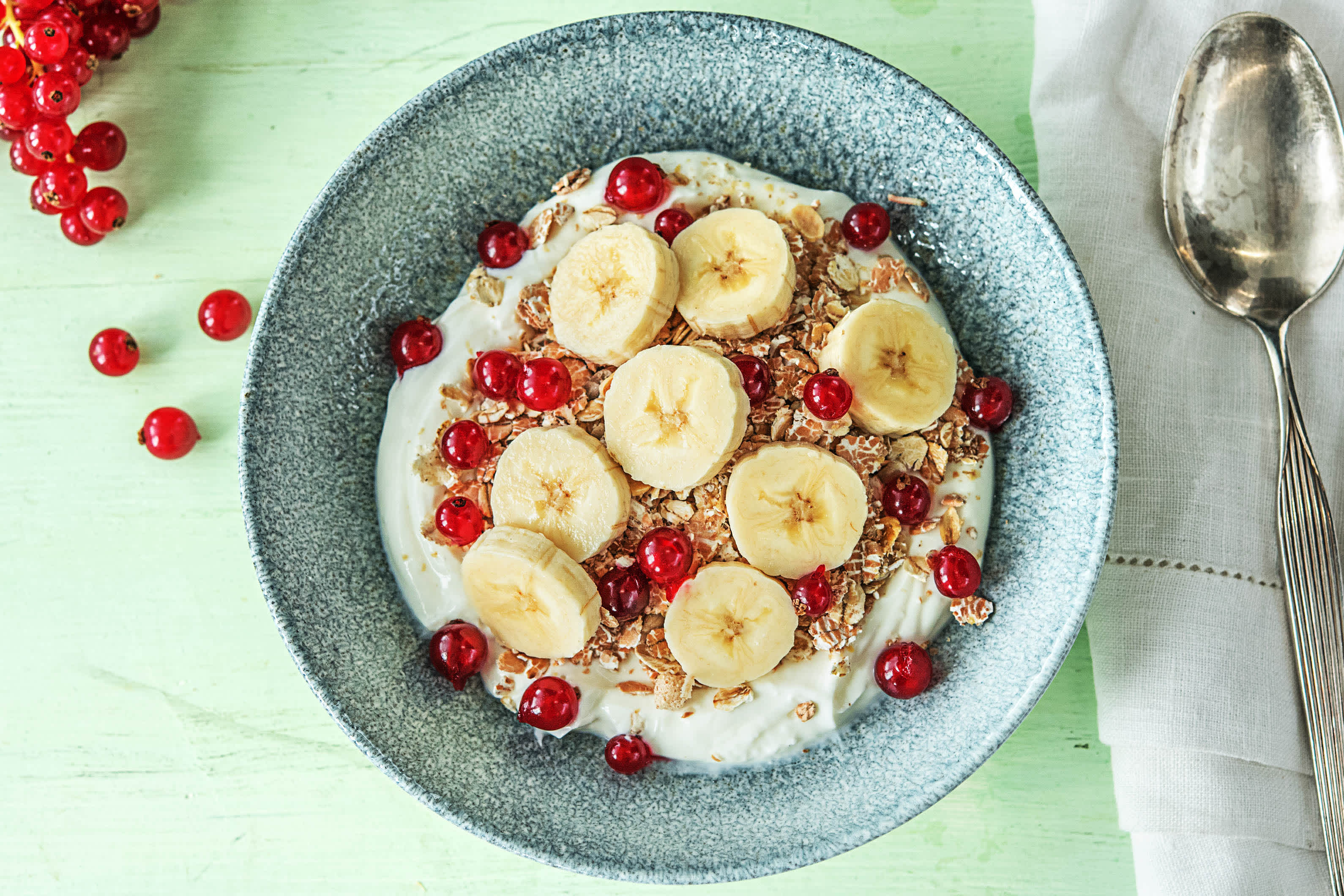 Volle yoghurt met rode bessen