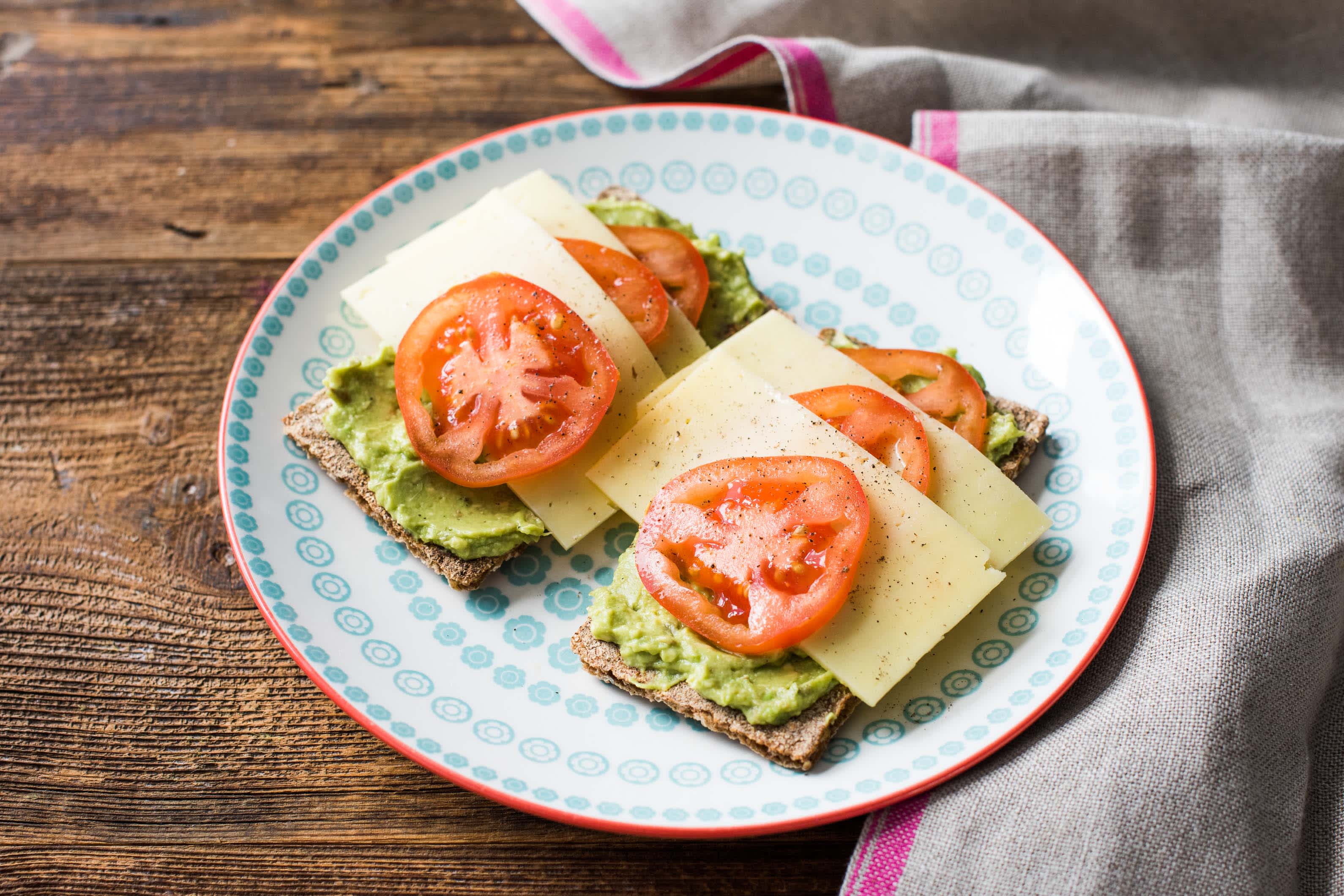 Crackers met avocado