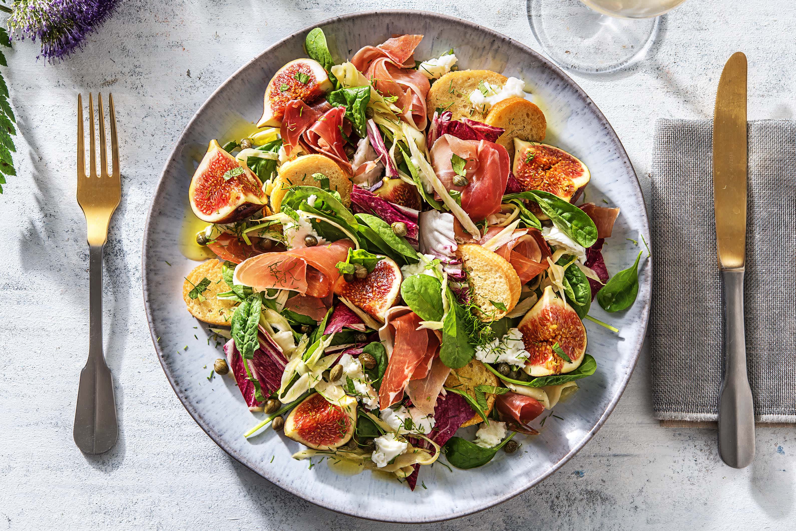 Salade met buffelmozzarella, vijgen en serranoham