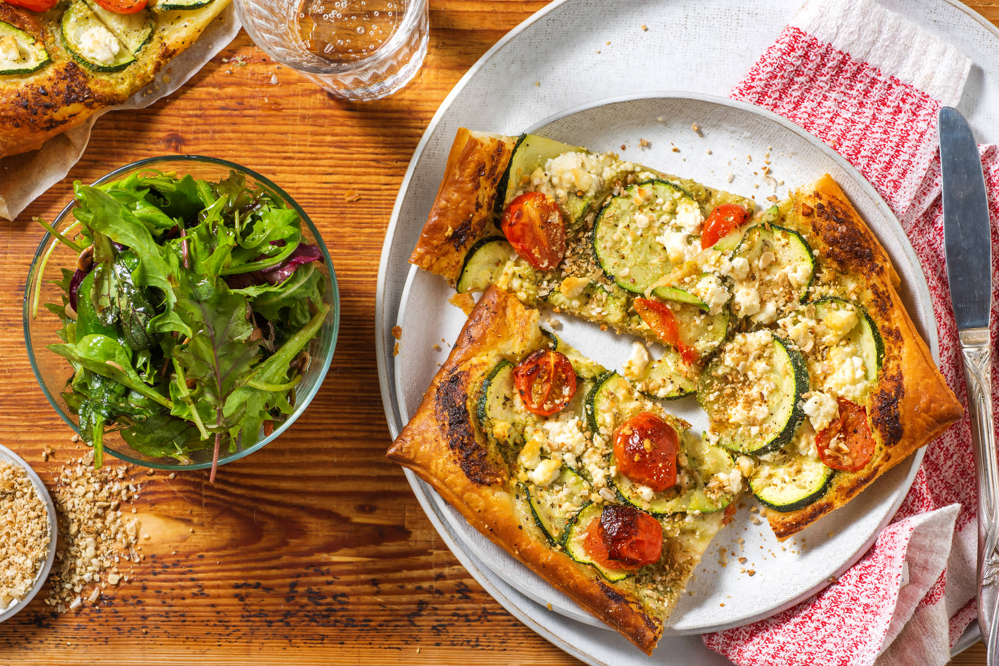 Tarte mit Kirschtomaten und Hirtenkäse