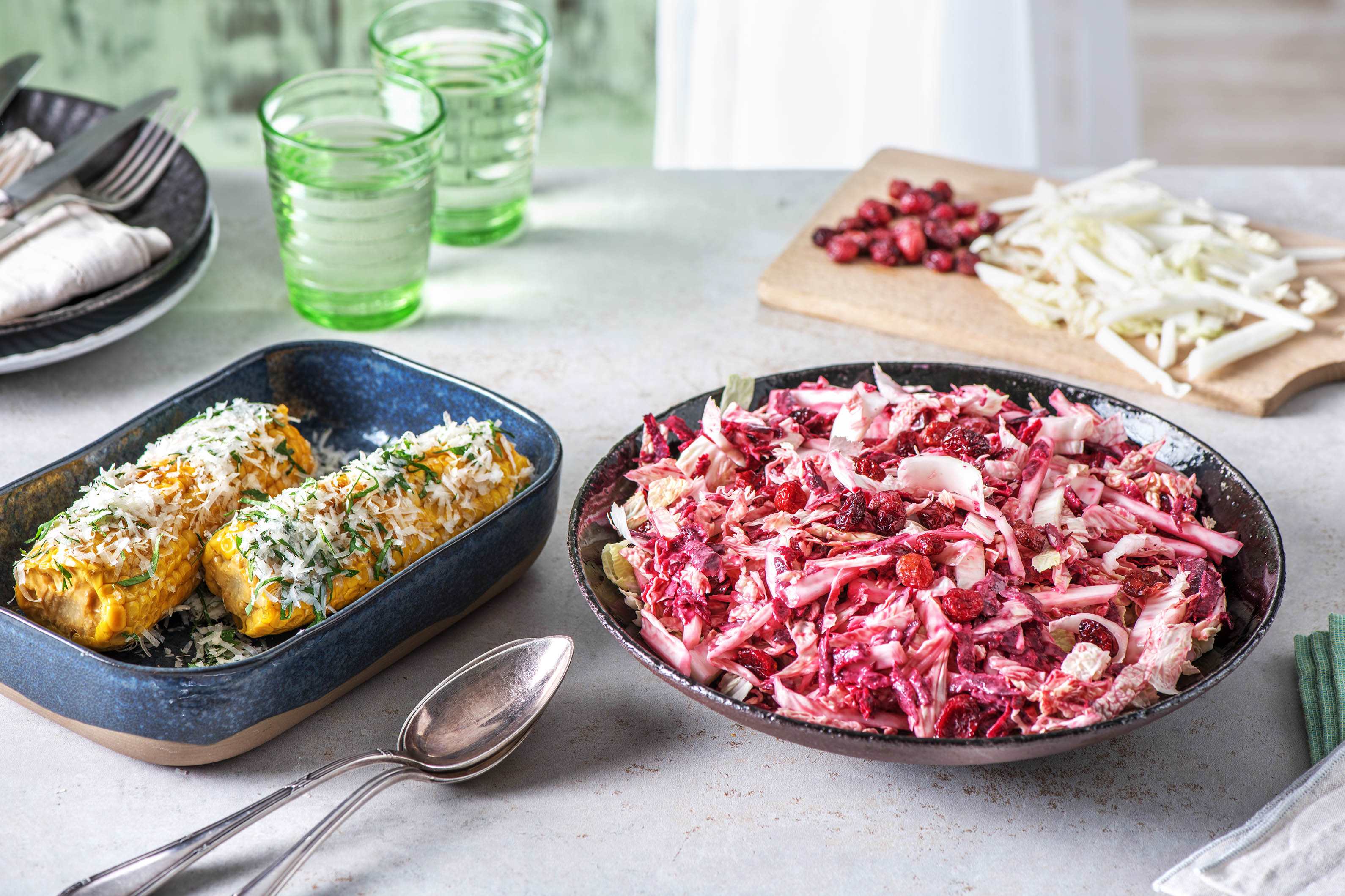 Lila Coleslaw und Butter-Maiskolben