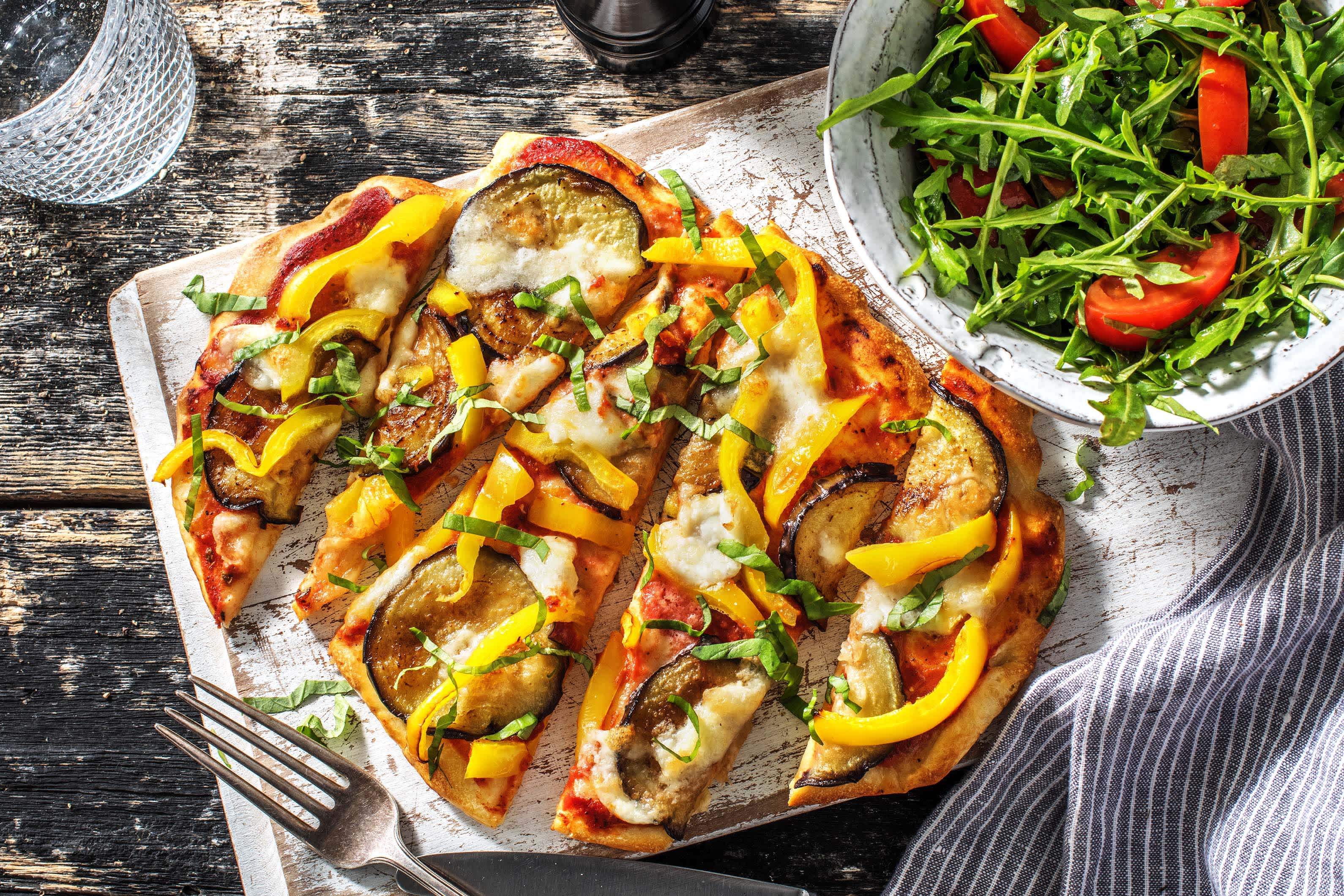 Pizza sur pain naan avec de l'aubergine et de la mozzarelle