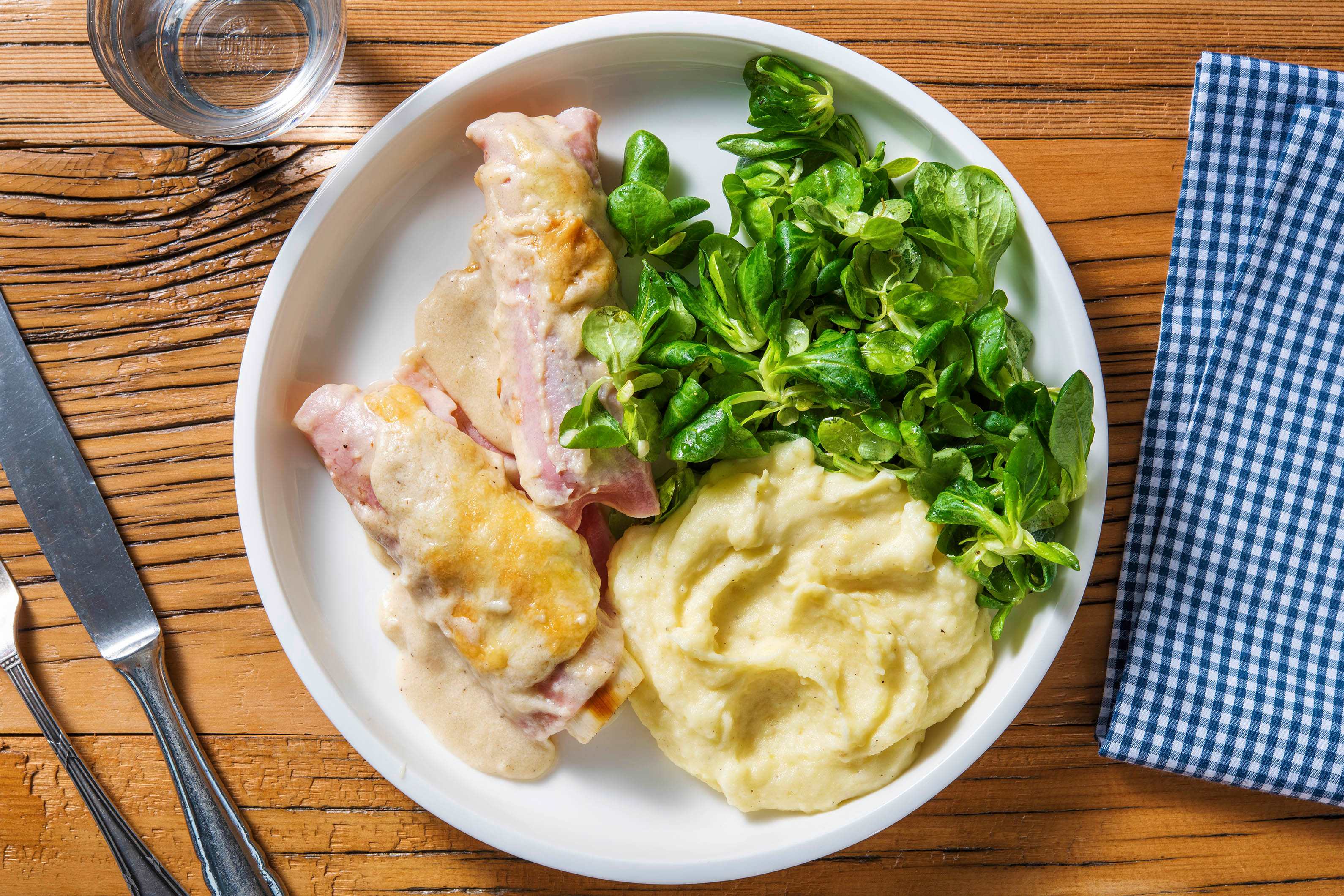 Poireau au jambon et à la sauce au fromage cuit au four