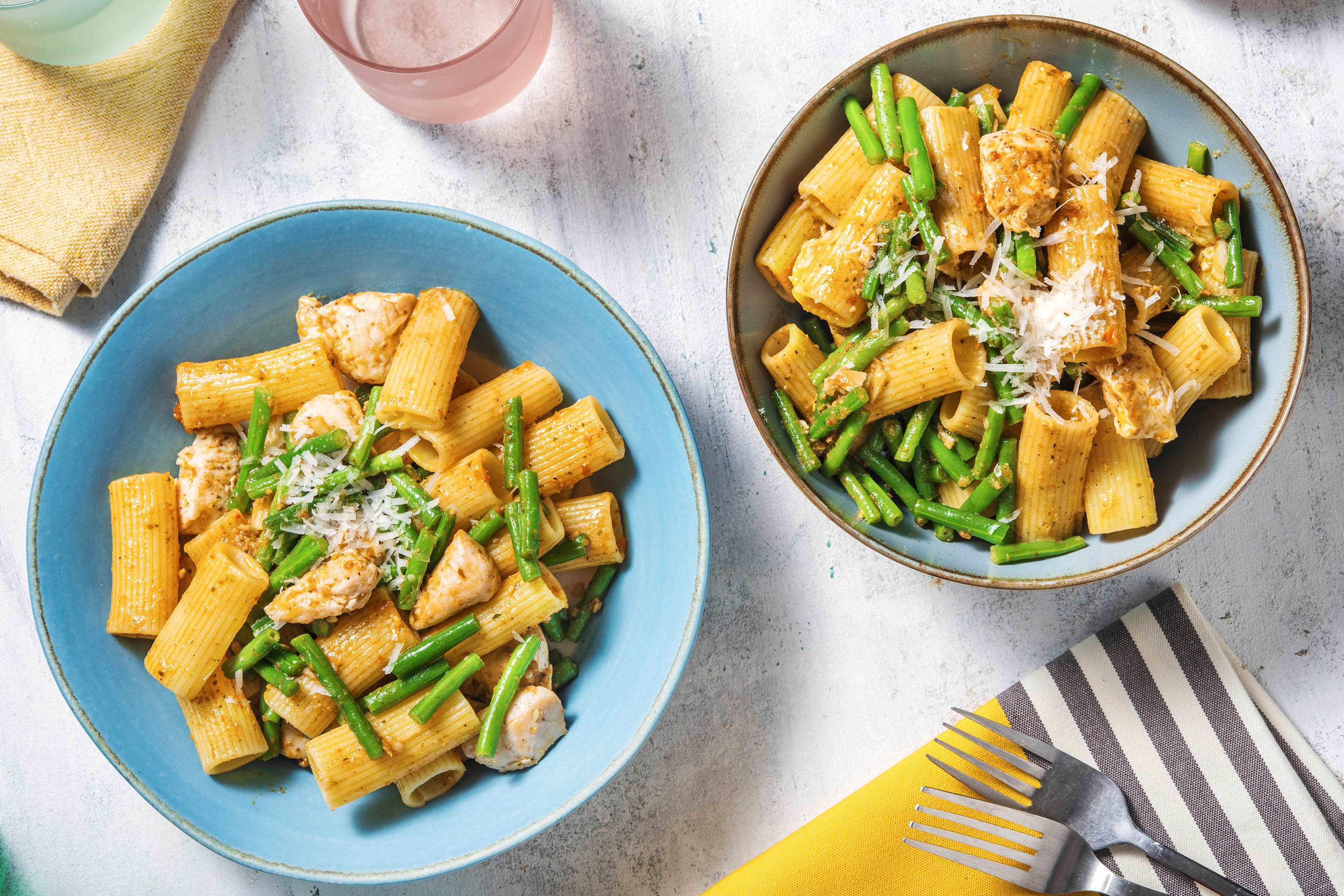 Rigatoni avec des morceaux de poulet et des haricots verts