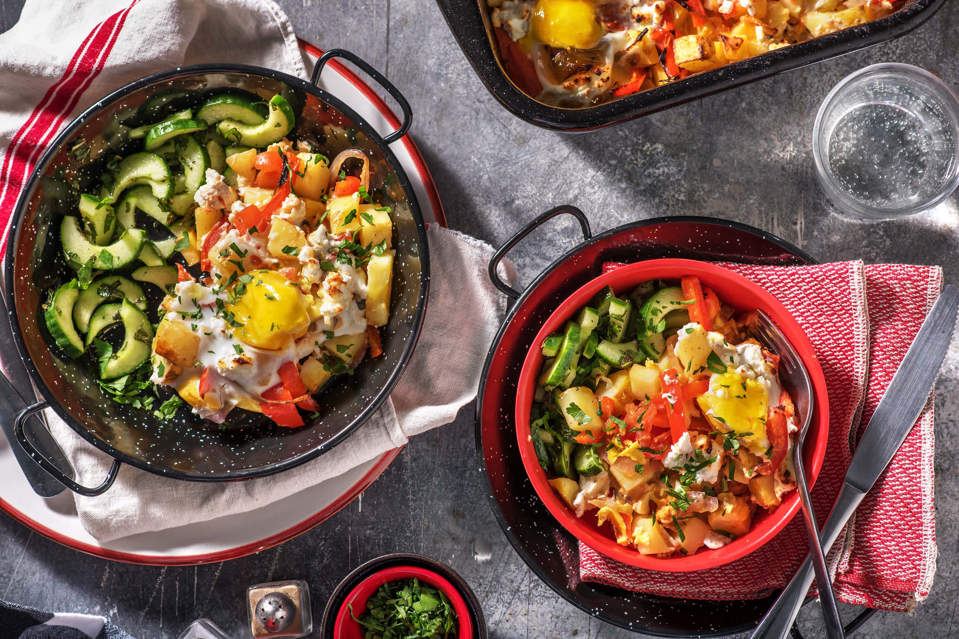 Plat de légumes avec des oeufs et de la feta