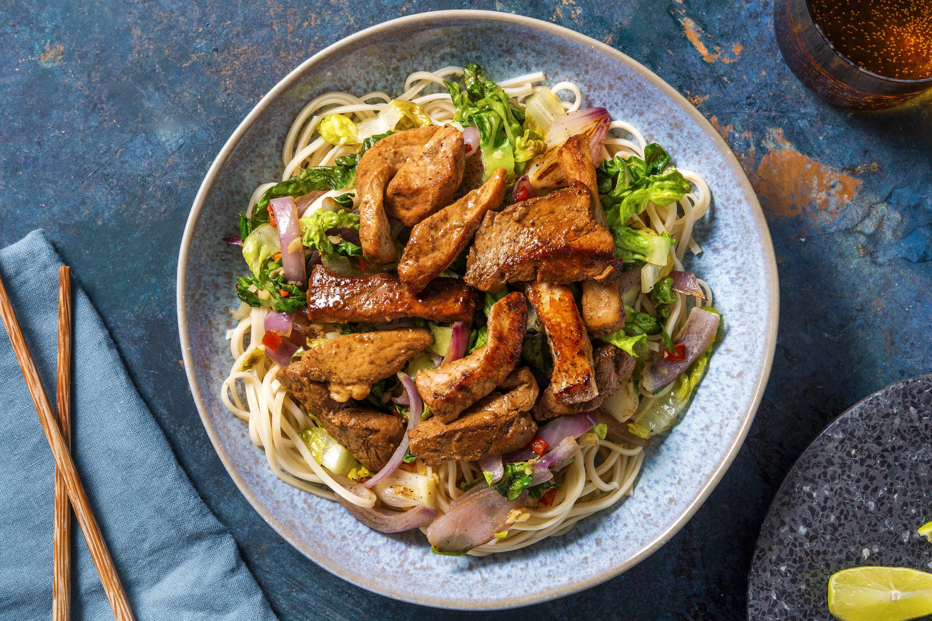 Salade de nouilles et émincé de porc dans une marinade sucrée