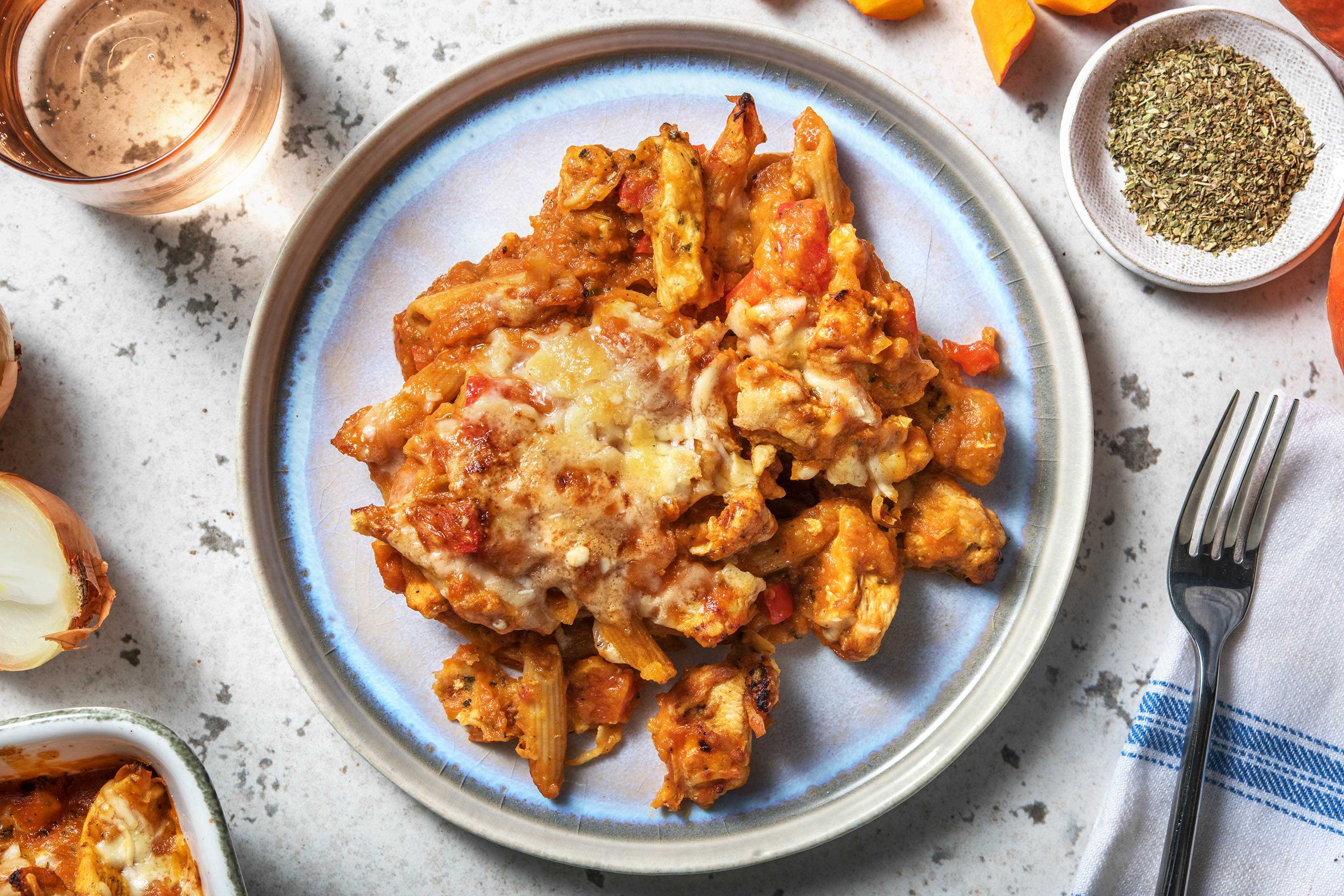 Volkoren penne met pompoen-tomaatsaus en kip