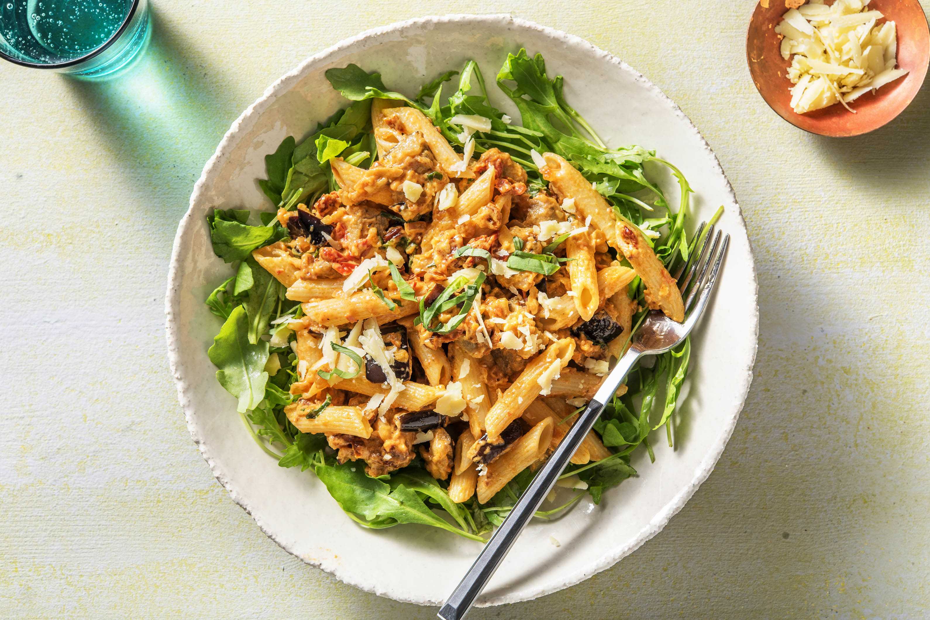 Penne sauce à la crème, tomates séchées et aubergine