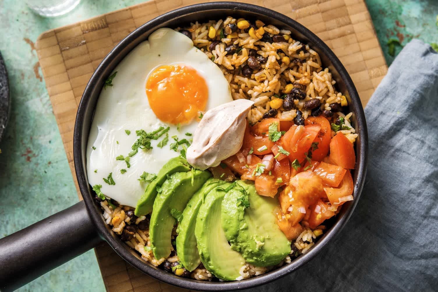 Bowl express mexicain avec de l'avocat et un œuf au plat