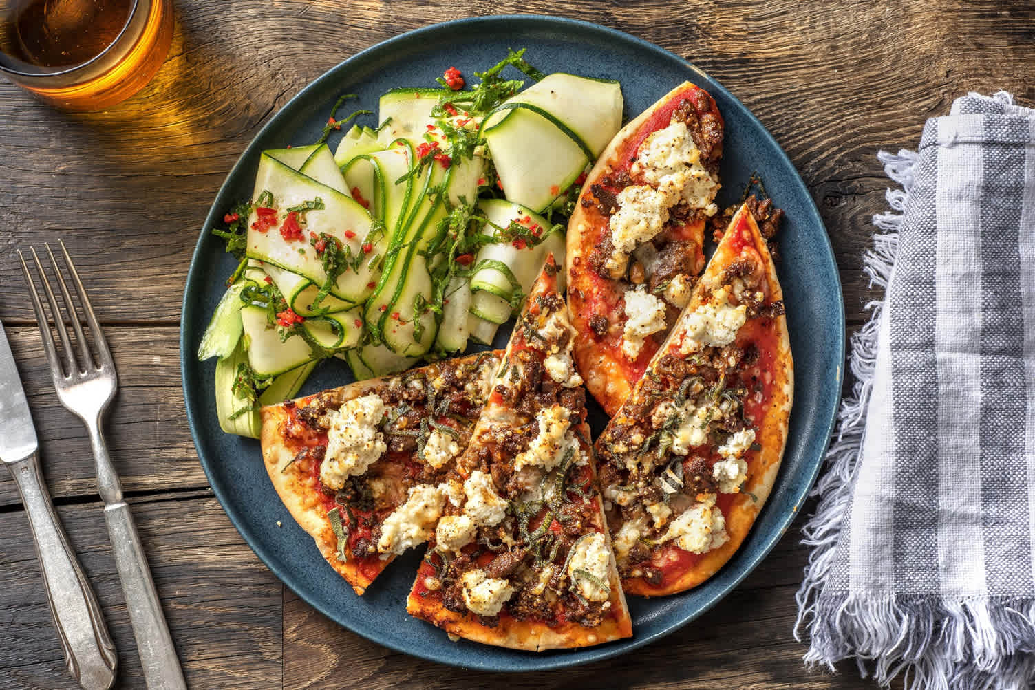 Pizza sur naan aux merguez, à la ricotta et à la sauge
