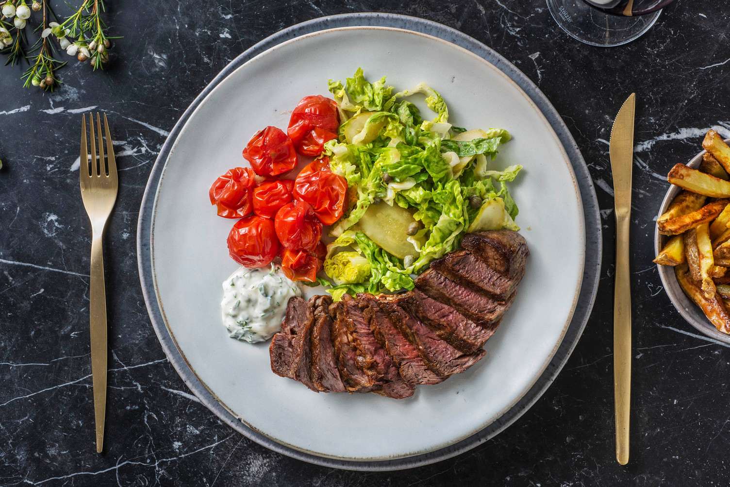 Filet mignon frites et mayonnaise à l'estragon