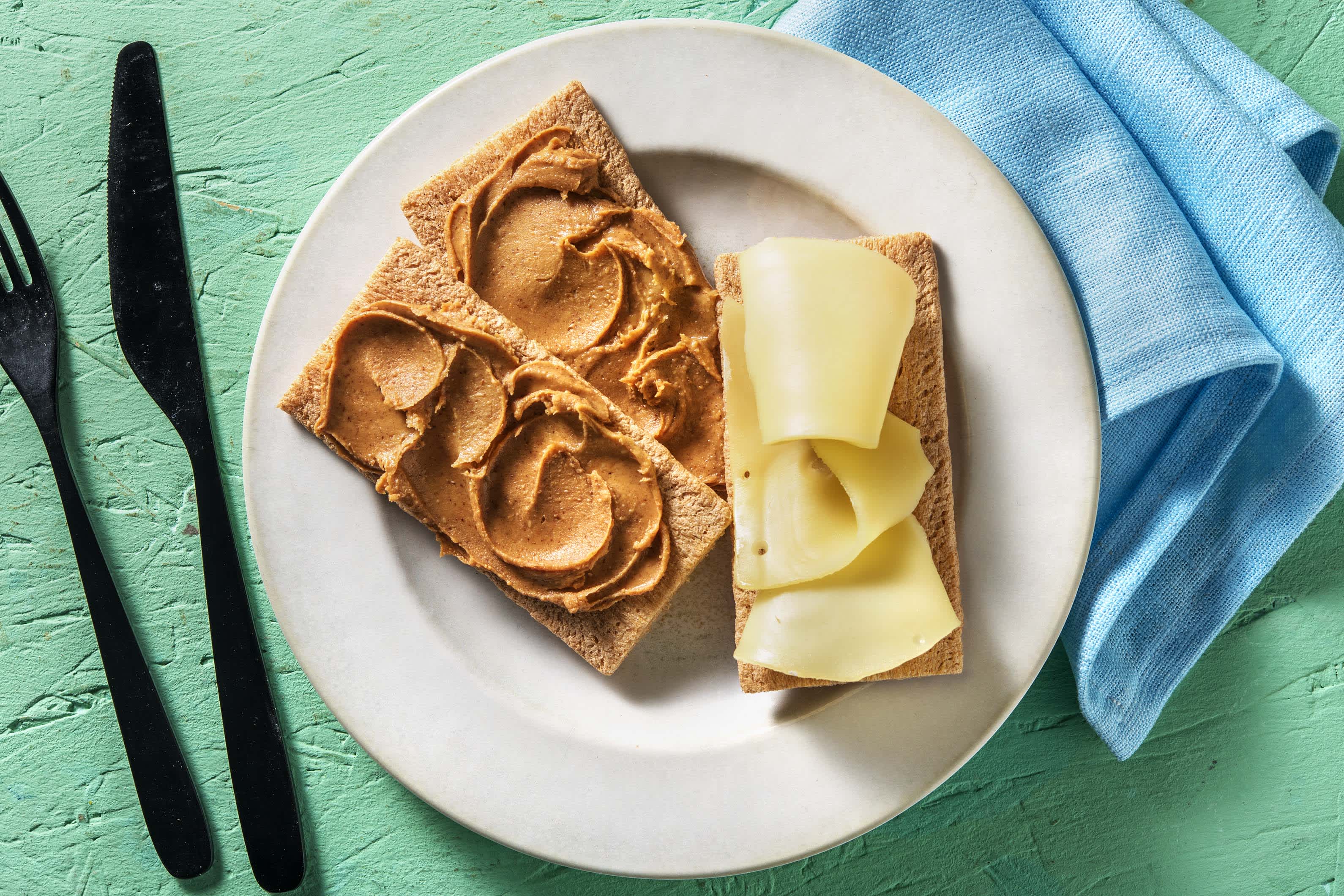 Volkoren crackers met kaas