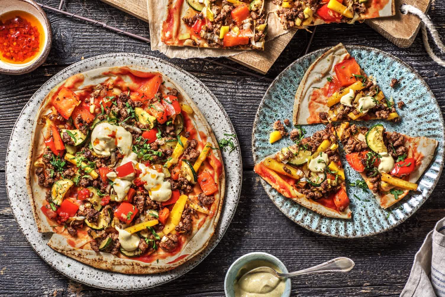 Lahmacun à l’agneau haché servi avec du poivron, de la carotte, de la courgette